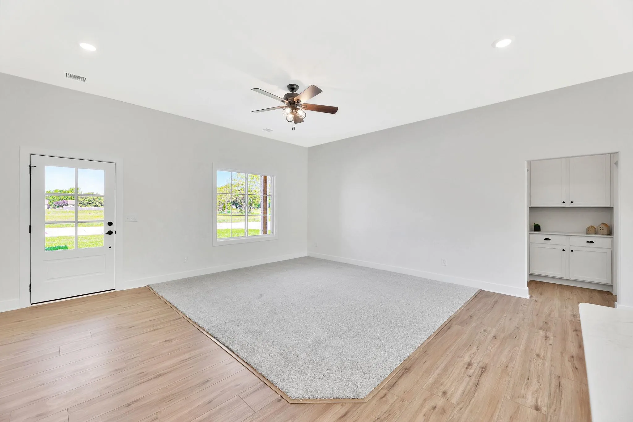 Halstead, Kansas 67056, United States, 2 Bedrooms Bedrooms, ,2 BathroomsBathrooms,Residential,Active,143432