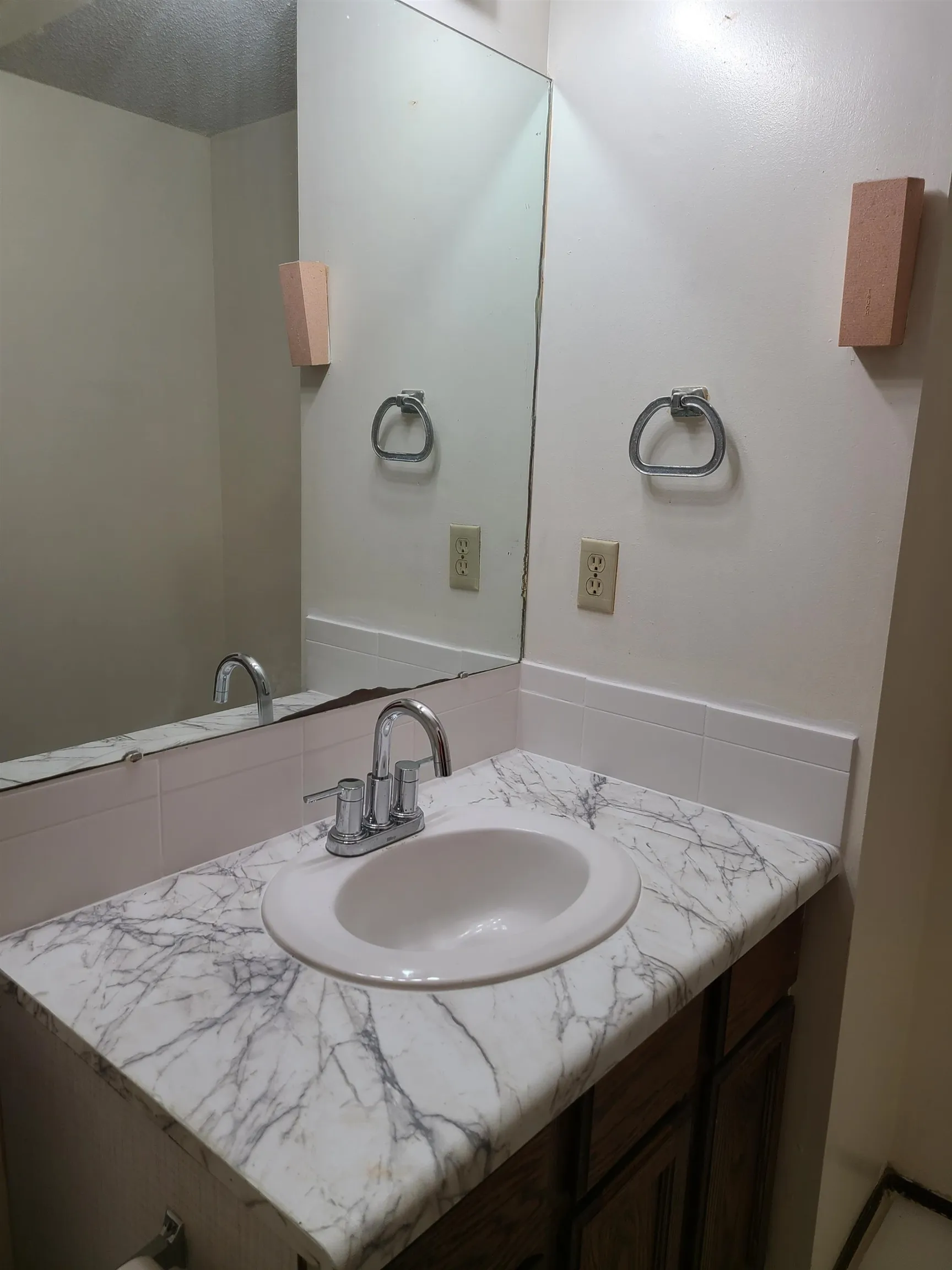 Wichita, Kansas 67220, United States, 3 Bedrooms Bedrooms, ,3 BathroomsBathrooms,Residential,Pending,111112
