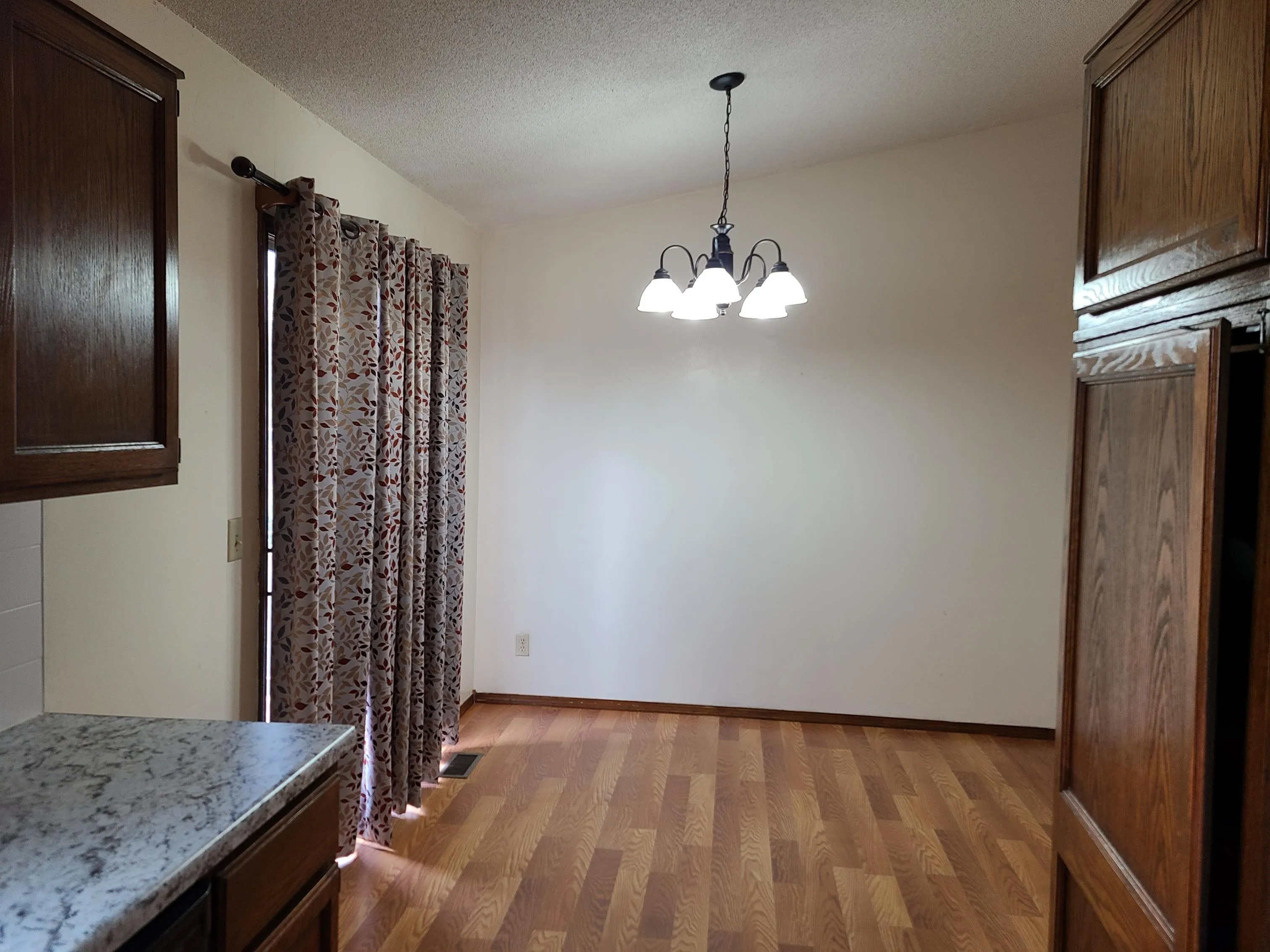 Wichita, Kansas 67220, United States, 3 Bedrooms Bedrooms, ,3 BathroomsBathrooms,Residential,Pending,111112