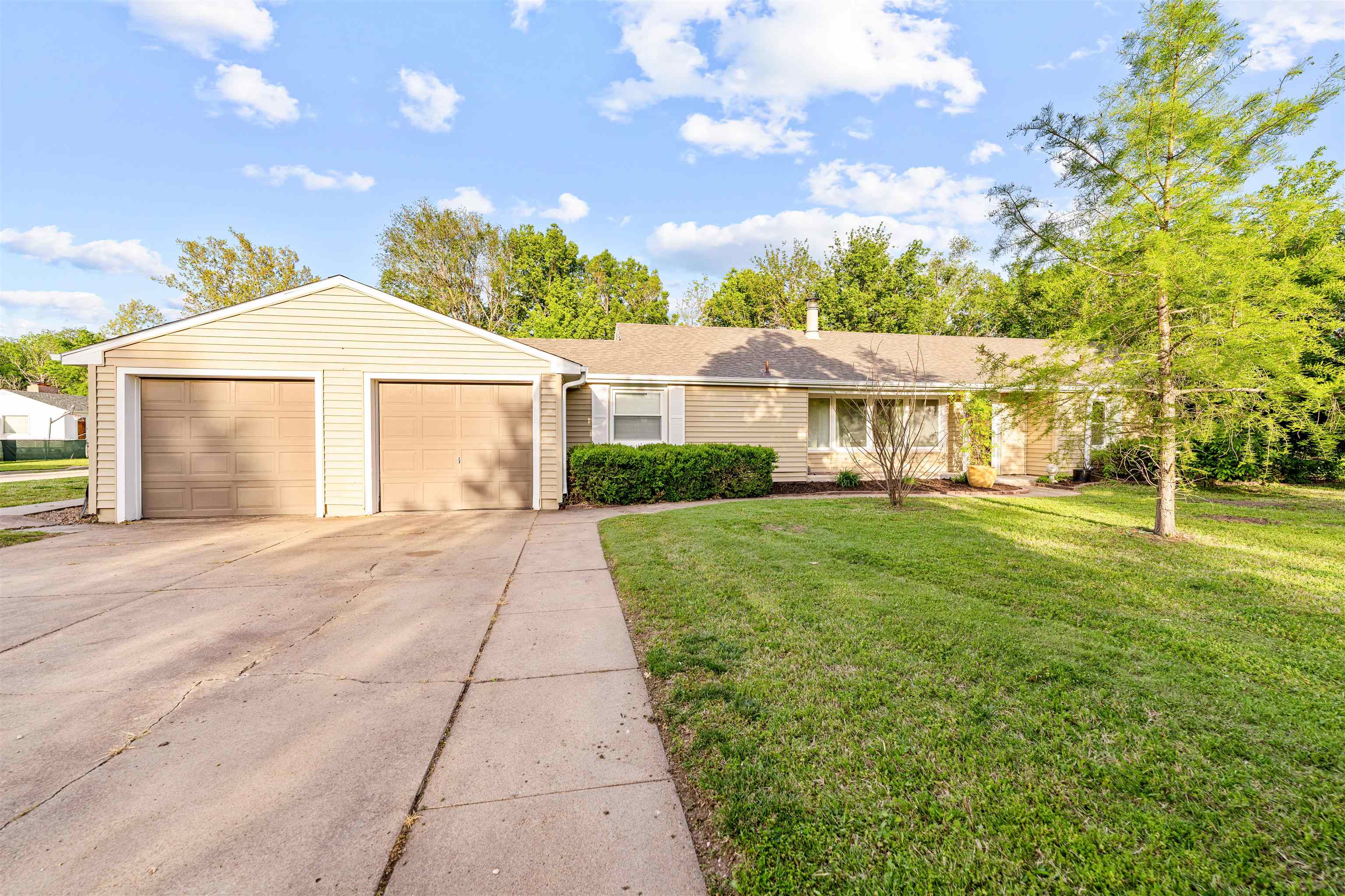 919 Sunrise Dr, Salina, Kansas image 1