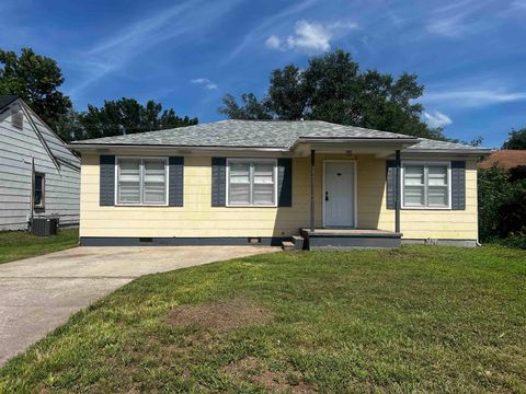 Homes For Sale - 712 N 8 St<br/> Cowley County, Arkansas City, KS 67005