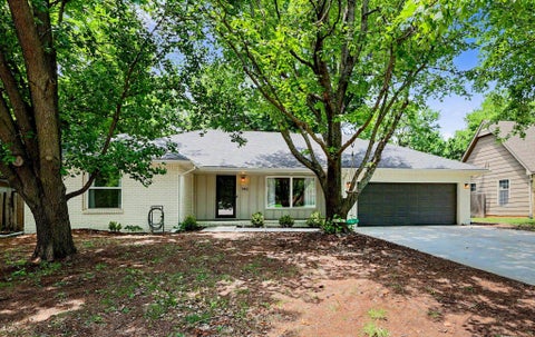 Homes For Sale - 943 N Briarwood Rd<br/> Derby, KS 67037