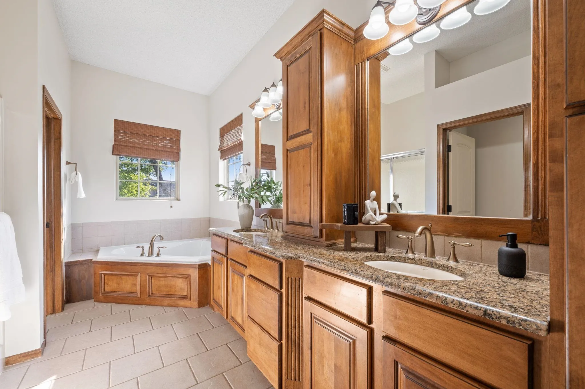 Wichita, Kansas 67235, United States, 5 Bedrooms Bedrooms, ,3 BathroomsBathrooms,Residential,Active,192621