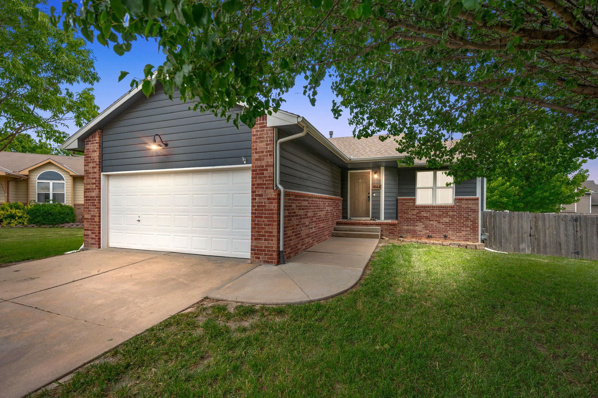 1844 N Honeysuckle Cir, Andover, Kansas image 1