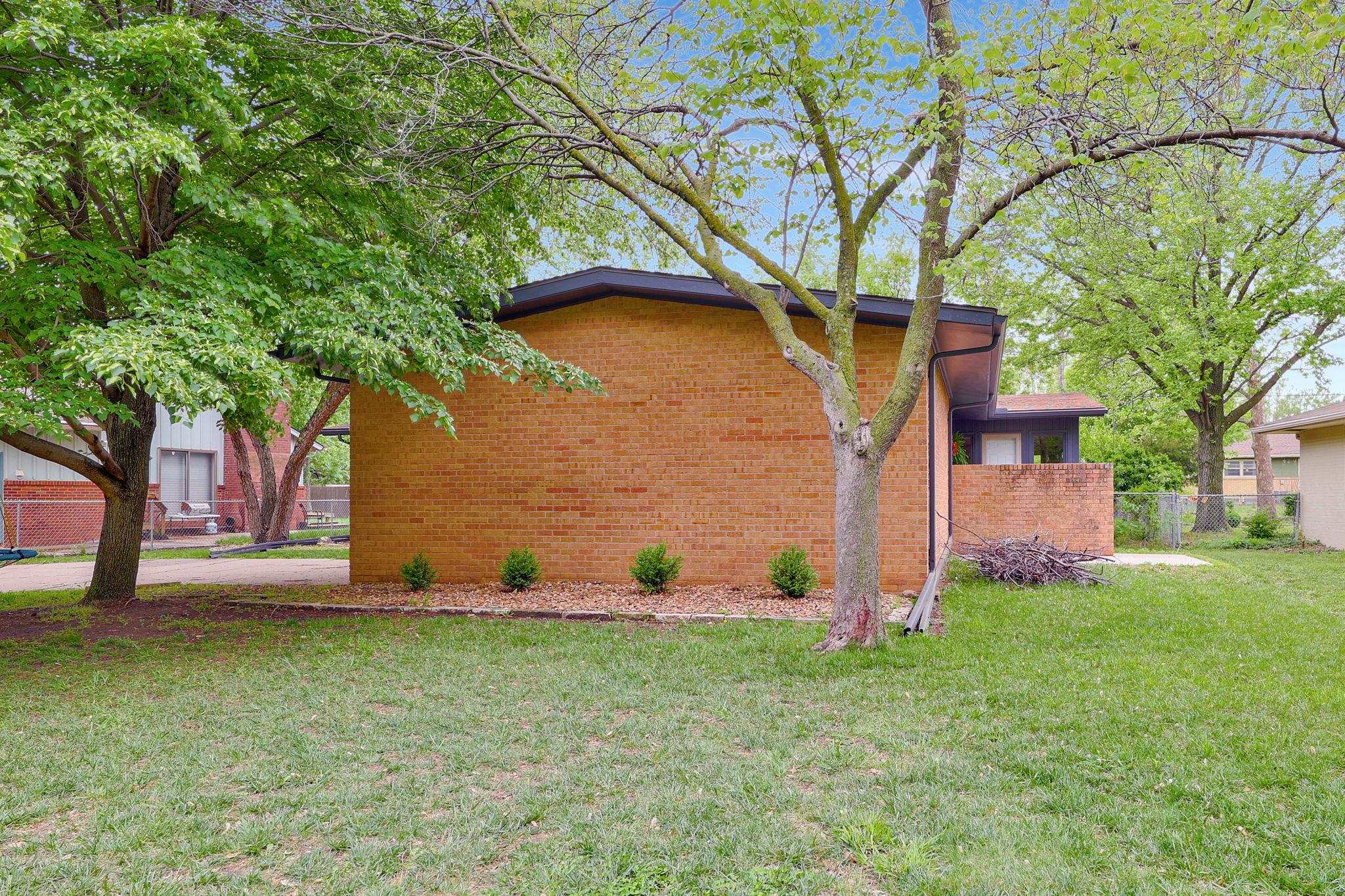 1015 N Stratford Ln, Wichita, Kansas image 3