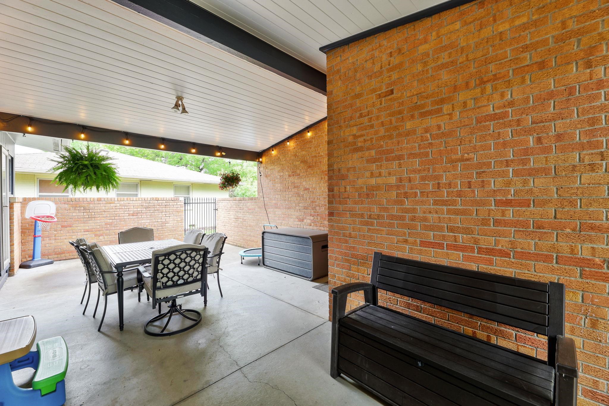 1015 N Stratford Ln, Wichita, Kansas image 6