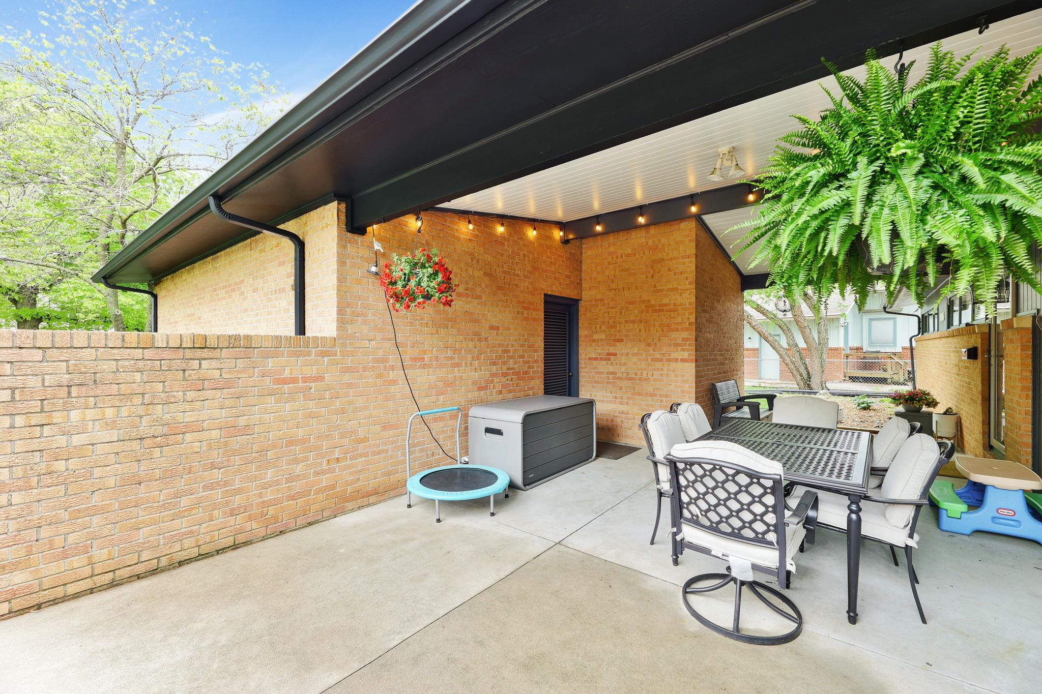 1015 N Stratford Ln, Wichita, Kansas image 8