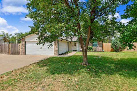 Homes For Sale - 1138 N Summitlawn Ct<br/> Wichita, KS 67212