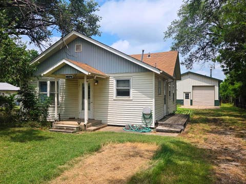 Homes For Sale - 1420 E 9th St<br/> Newton, KS 67114