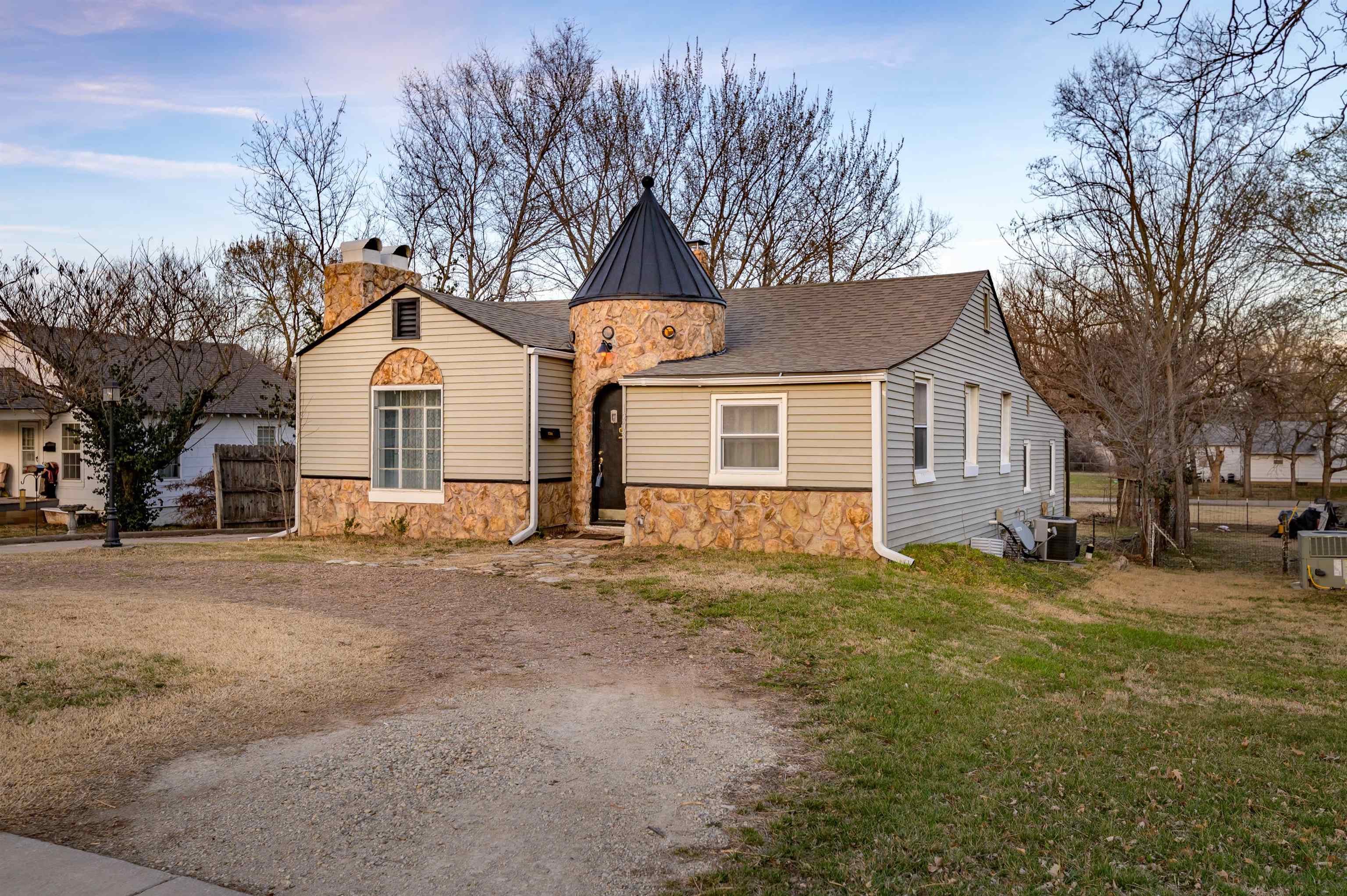 Augusta, Kansas 67010, United States, 4 Bedrooms Bedrooms, ,2 BathroomsBathrooms,Residential,Pending,63662