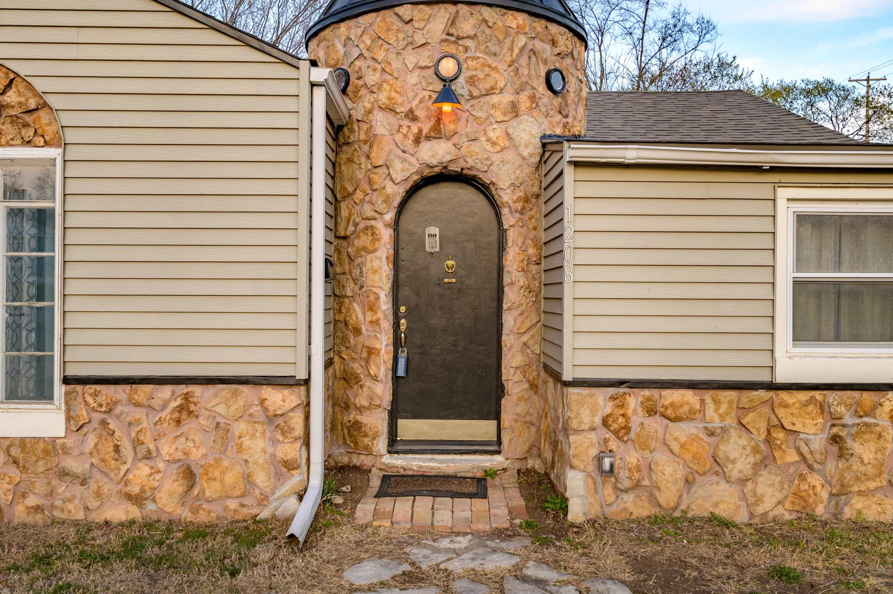 Augusta, Kansas 67010, United States, 4 Bedrooms Bedrooms, ,2 BathroomsBathrooms,Residential,Pending,63662