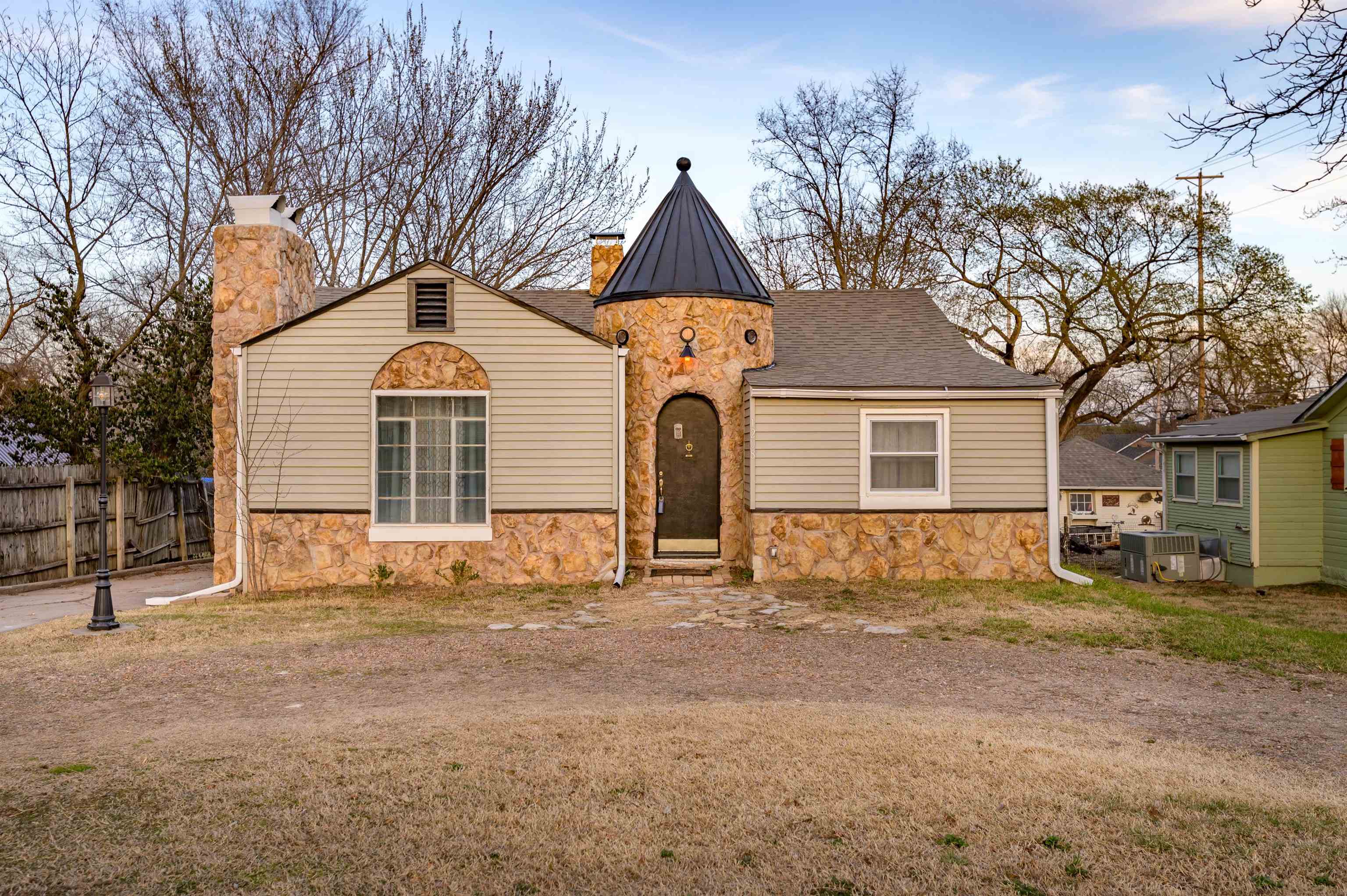 Augusta, Kansas 67010, United States, 4 Bedrooms Bedrooms, ,2 BathroomsBathrooms,Residential,Pending,63662