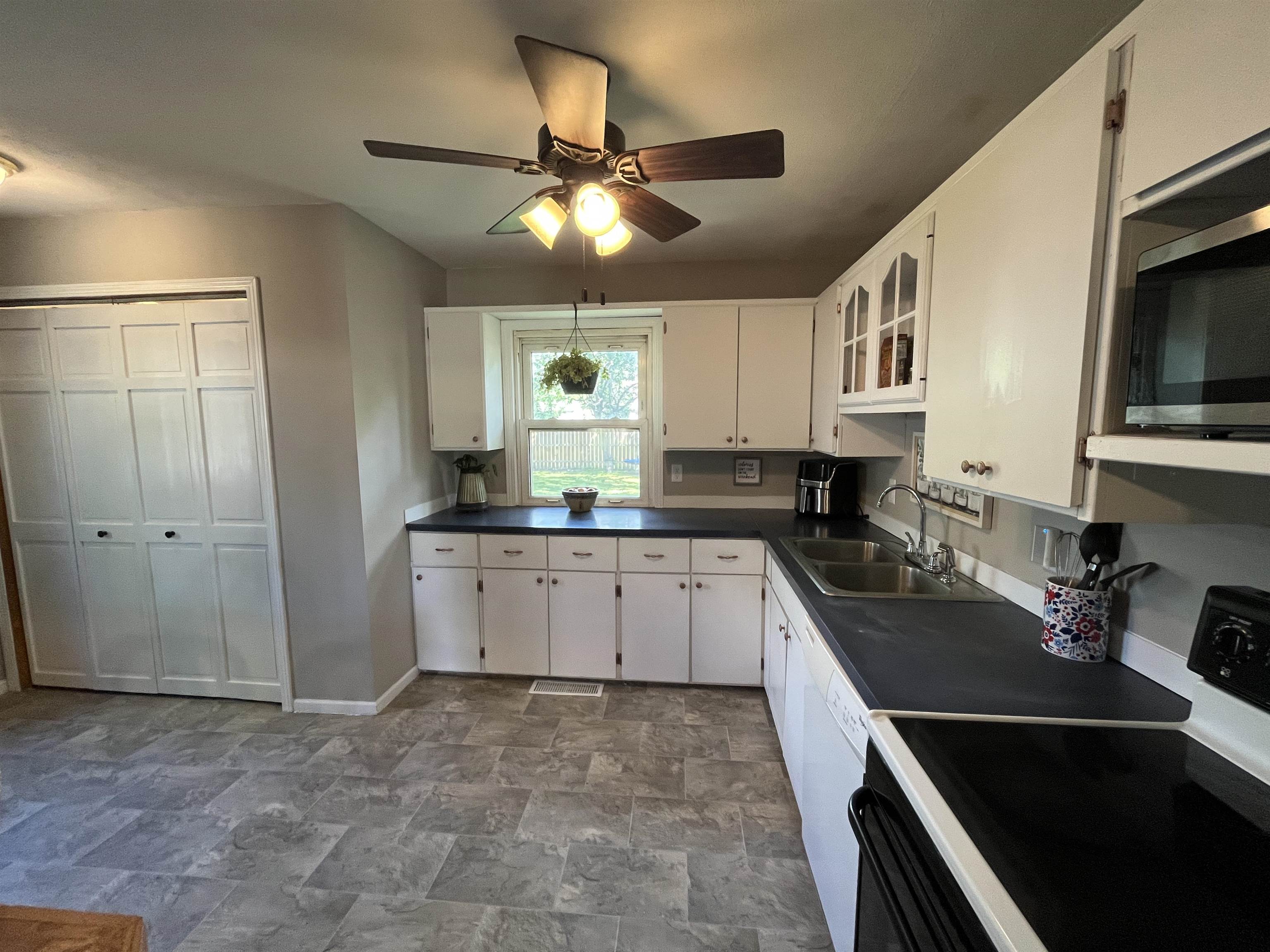 877 Choctaw Ave, Salina, Kansas image 9