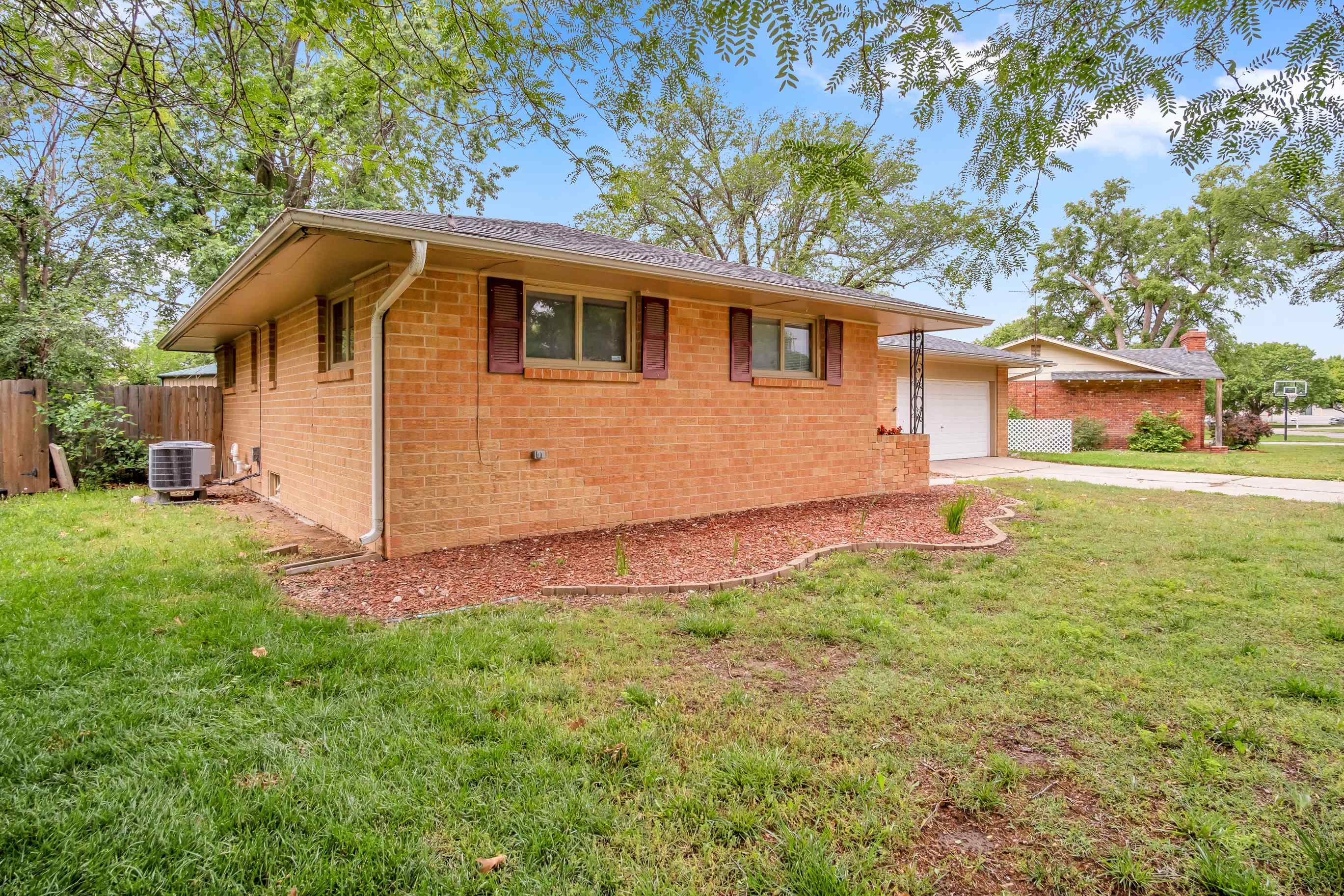 605 Catalina Dr, Hutchinson, Kansas image 3
