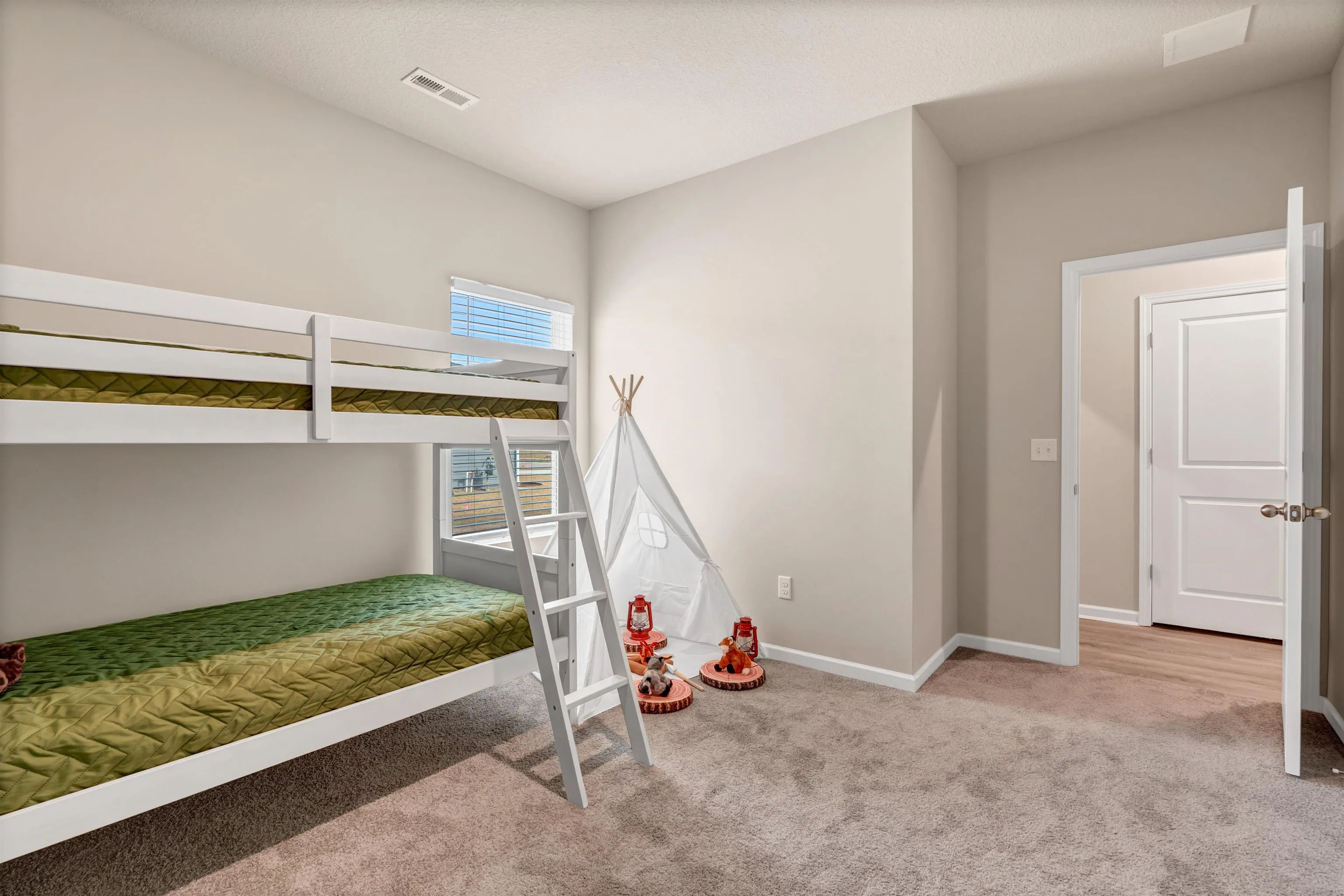 Valley Center, Kansas 67147, United States, 4 Bedrooms Bedrooms, ,2 BathroomsBathrooms,Residential,Active,47180