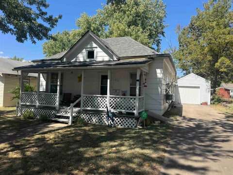 Homes For Sale - 610 E 16th Ave<br/> Winfield, KS 67156