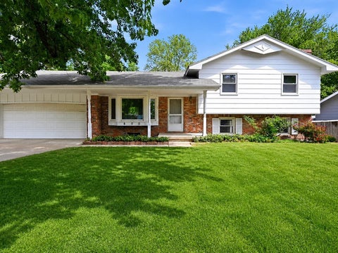Homes For Sale - 800 E Sunrise Ct<br/> Derby, KS 67037