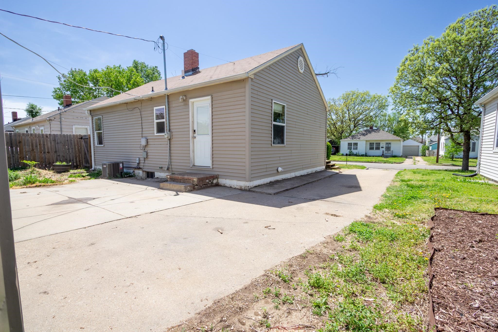 529 S College Ave, Salina, Kansas image 24