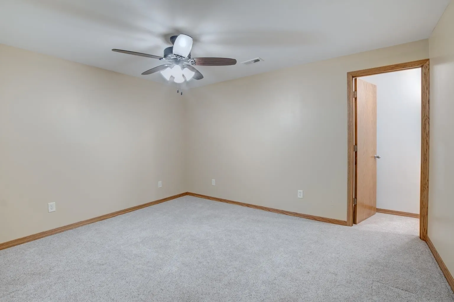 Newton, Kansas 67114, United States, 3 Bedrooms Bedrooms, ,3 BathroomsBathrooms,Residential,Active,238139