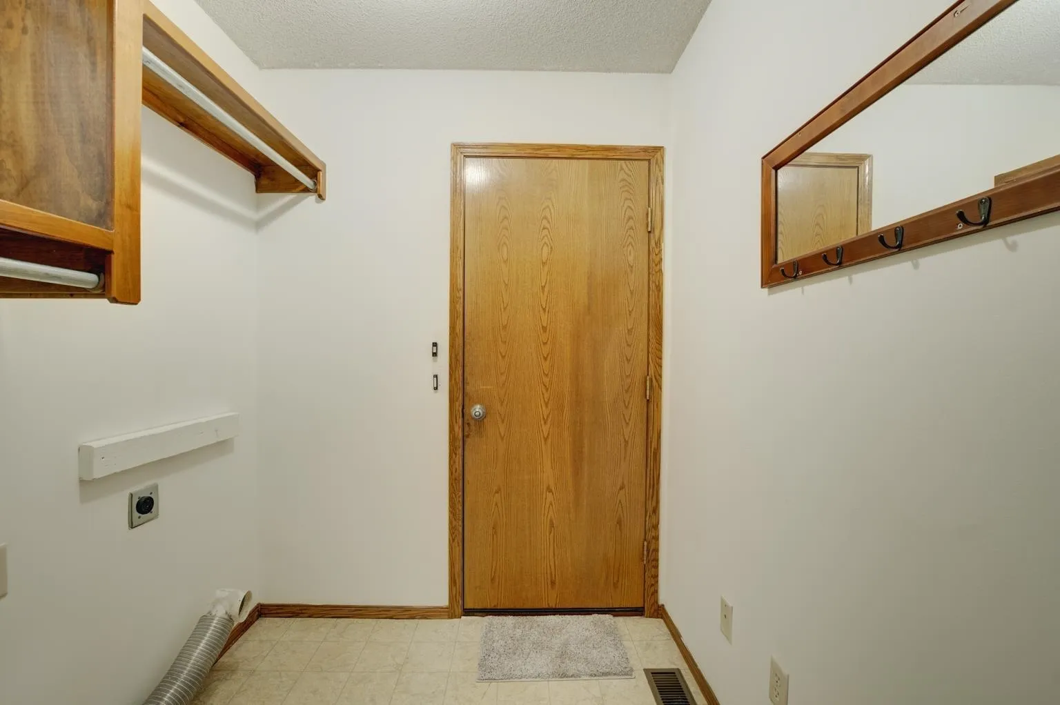 Newton, Kansas 67114, United States, 3 Bedrooms Bedrooms, ,3 BathroomsBathrooms,Residential,Active,238139