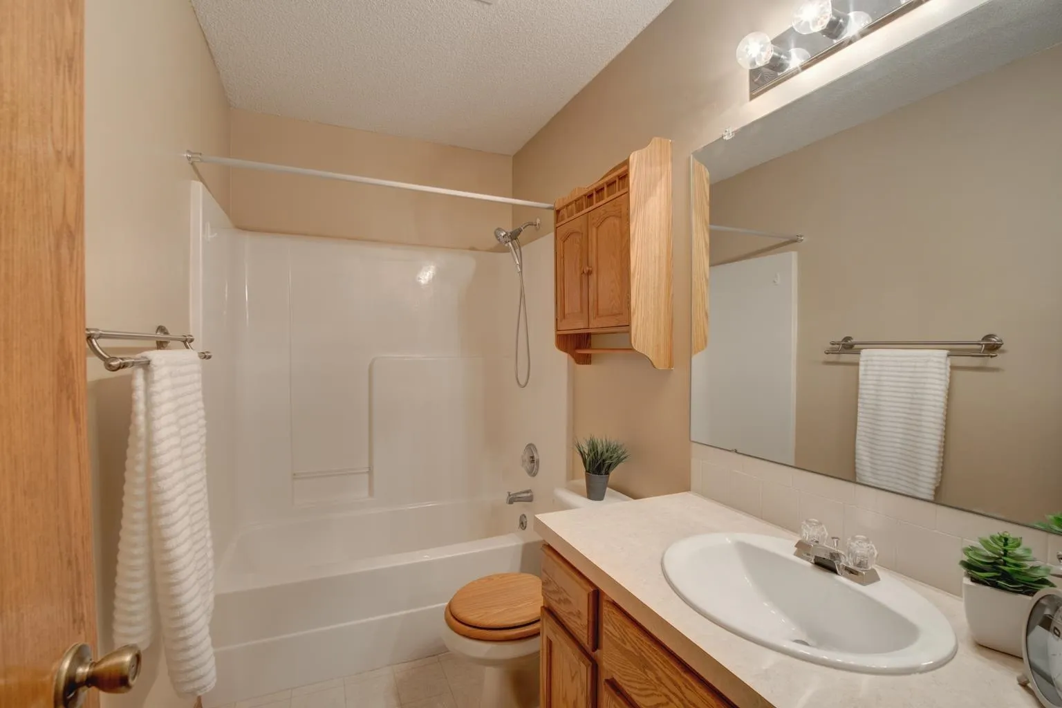 Newton, Kansas 67114, United States, 3 Bedrooms Bedrooms, ,3 BathroomsBathrooms,Residential,Active,238139