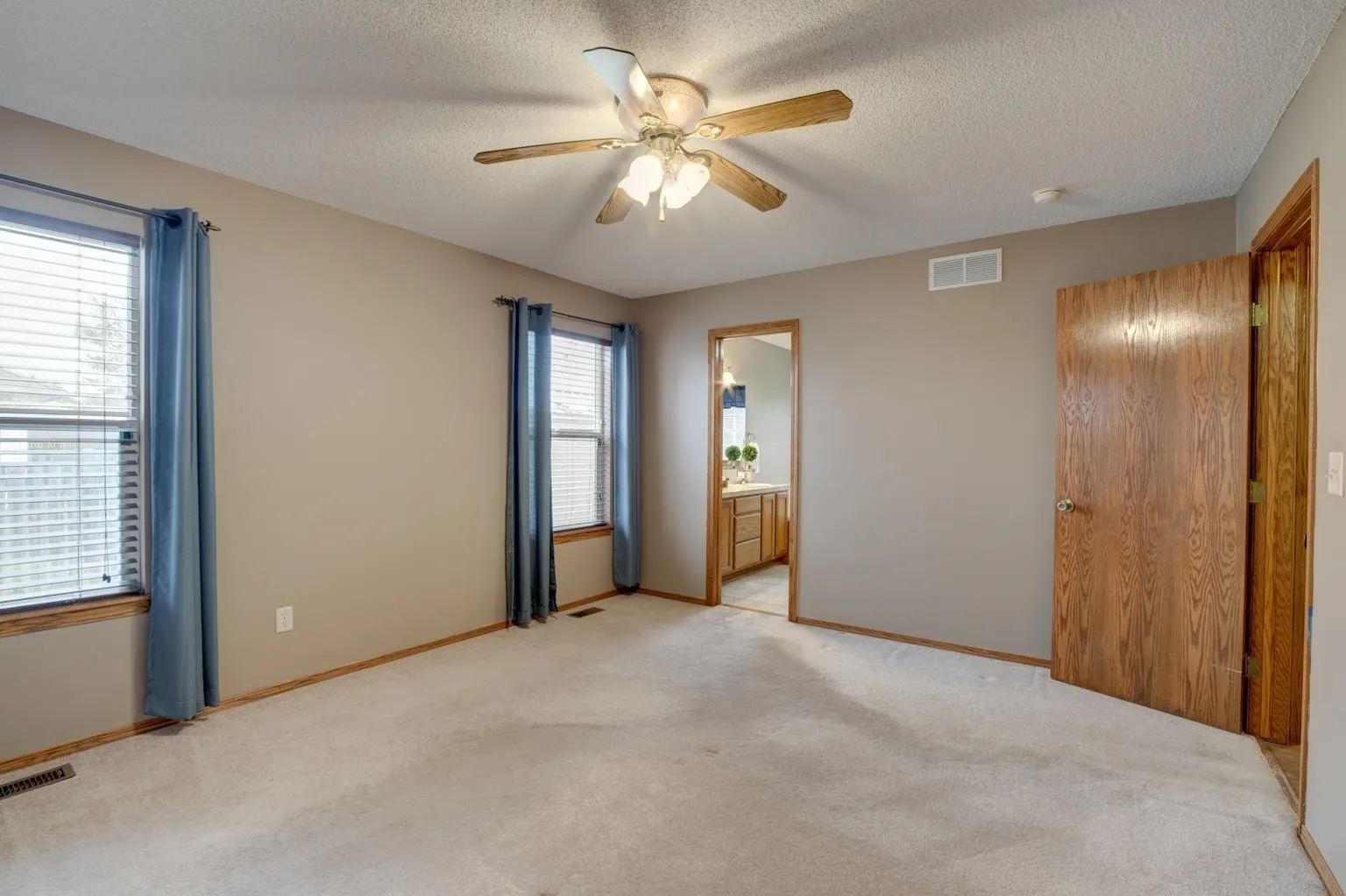 Newton, Kansas 67114, United States, 3 Bedrooms Bedrooms, ,3 BathroomsBathrooms,Residential,Active,238139