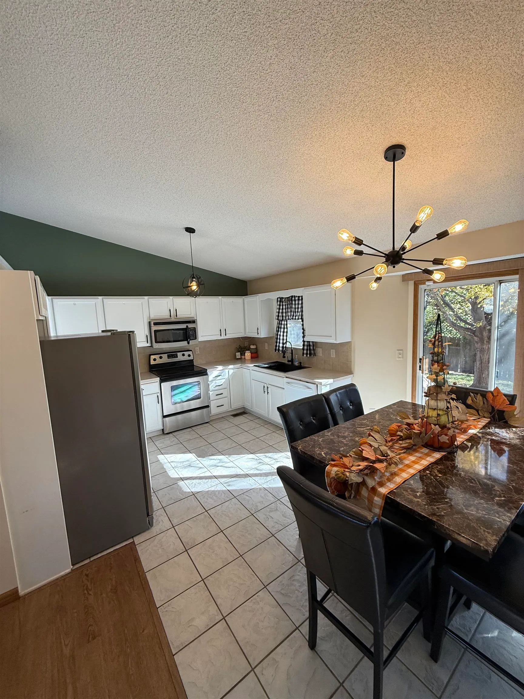 Newton, Kansas 67114, United States, 3 Bedrooms Bedrooms, ,3 BathroomsBathrooms,Residential,Active,238139