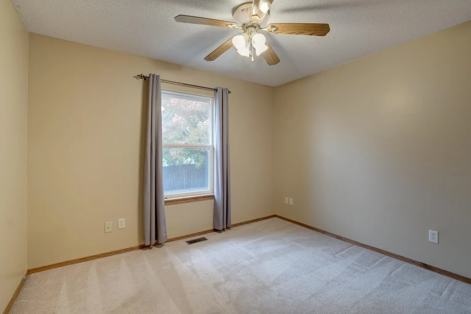 Newton, Kansas 67114, United States, 3 Bedrooms Bedrooms, ,3 BathroomsBathrooms,Residential,Active,238139