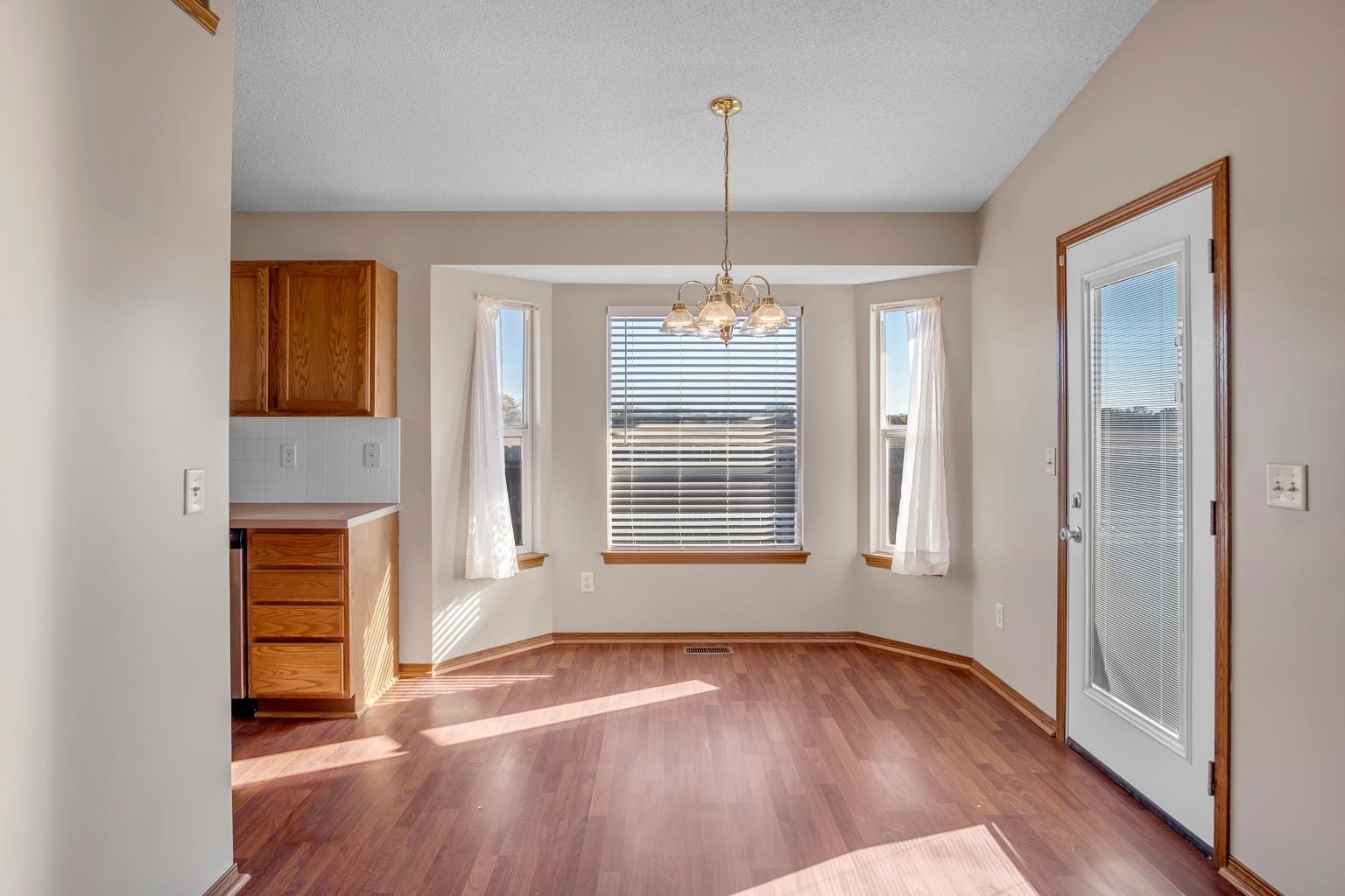 Newton, Kansas 67114, United States, 3 Bedrooms Bedrooms, ,2 BathroomsBathrooms,Residential,Pending,69183