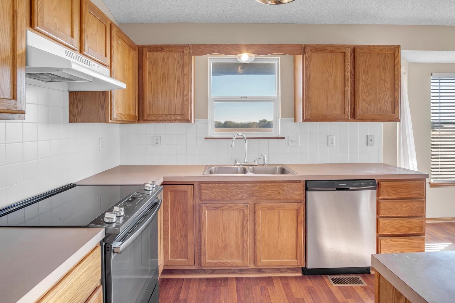 Newton, Kansas 67114, United States, 3 Bedrooms Bedrooms, ,2 BathroomsBathrooms,Residential,Pending,69183