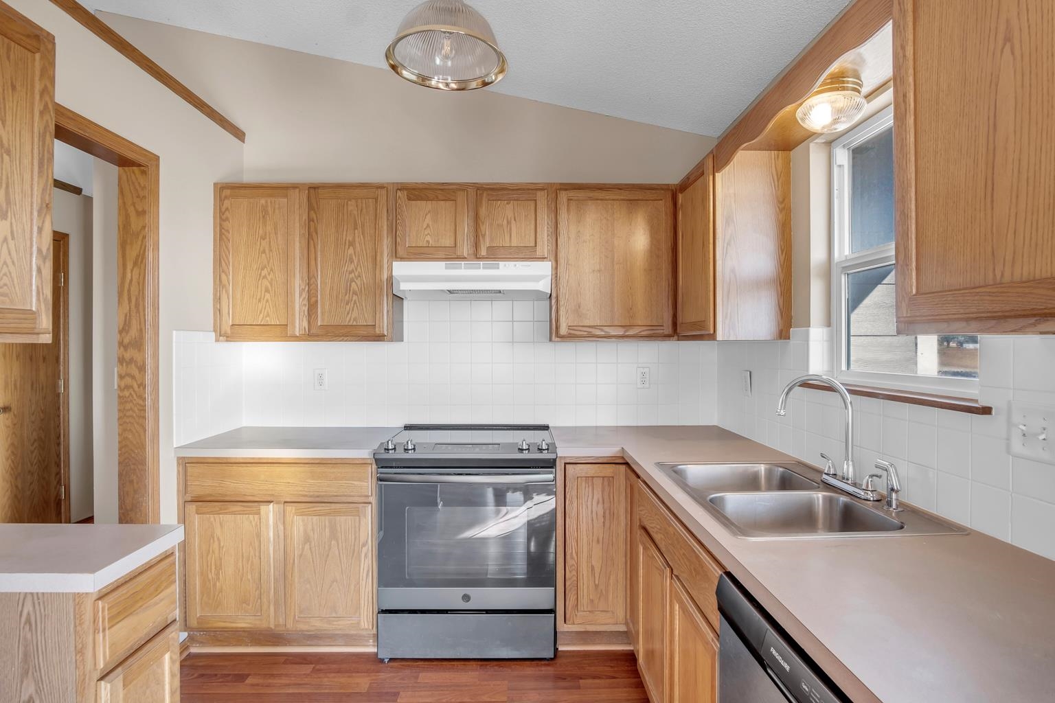 Newton, Kansas 67114, United States, 3 Bedrooms Bedrooms, ,2 BathroomsBathrooms,Residential,Pending,69183