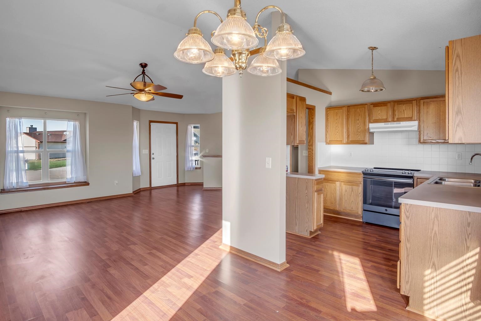 Newton, Kansas 67114, United States, 3 Bedrooms Bedrooms, ,2 BathroomsBathrooms,Residential,Pending,69183