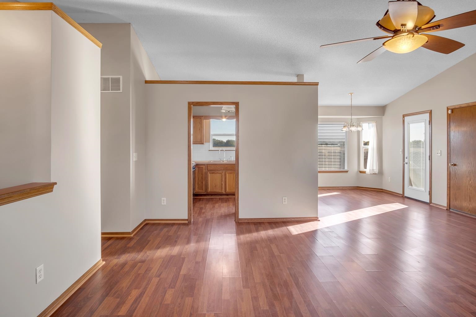 Newton, Kansas 67114, United States, 3 Bedrooms Bedrooms, ,2 BathroomsBathrooms,Residential,Pending,69183