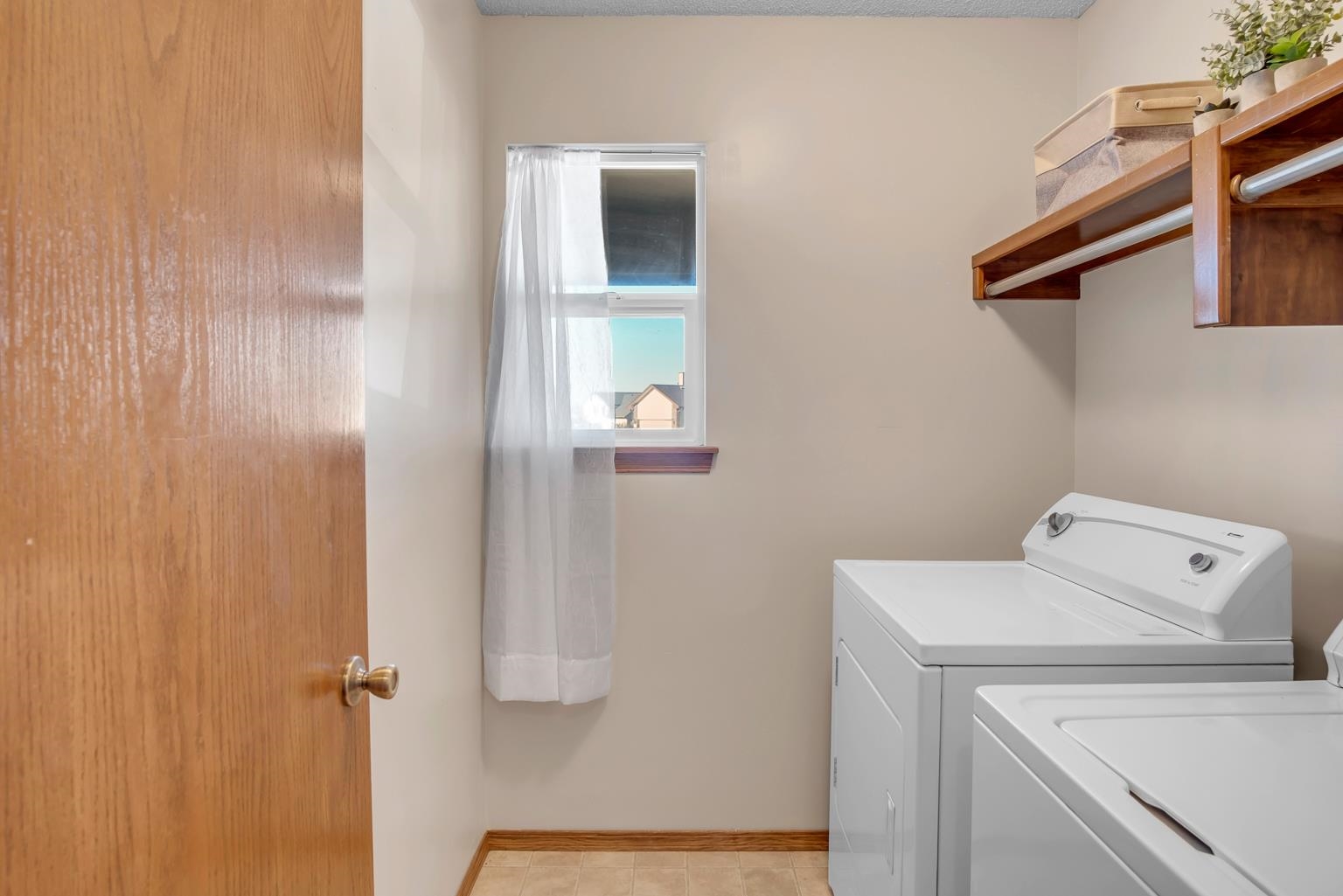 Newton, Kansas 67114, United States, 3 Bedrooms Bedrooms, ,2 BathroomsBathrooms,Residential,Pending,69183