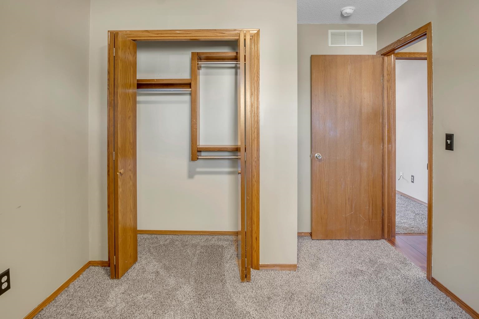 Newton, Kansas 67114, United States, 3 Bedrooms Bedrooms, ,2 BathroomsBathrooms,Residential,Pending,69183