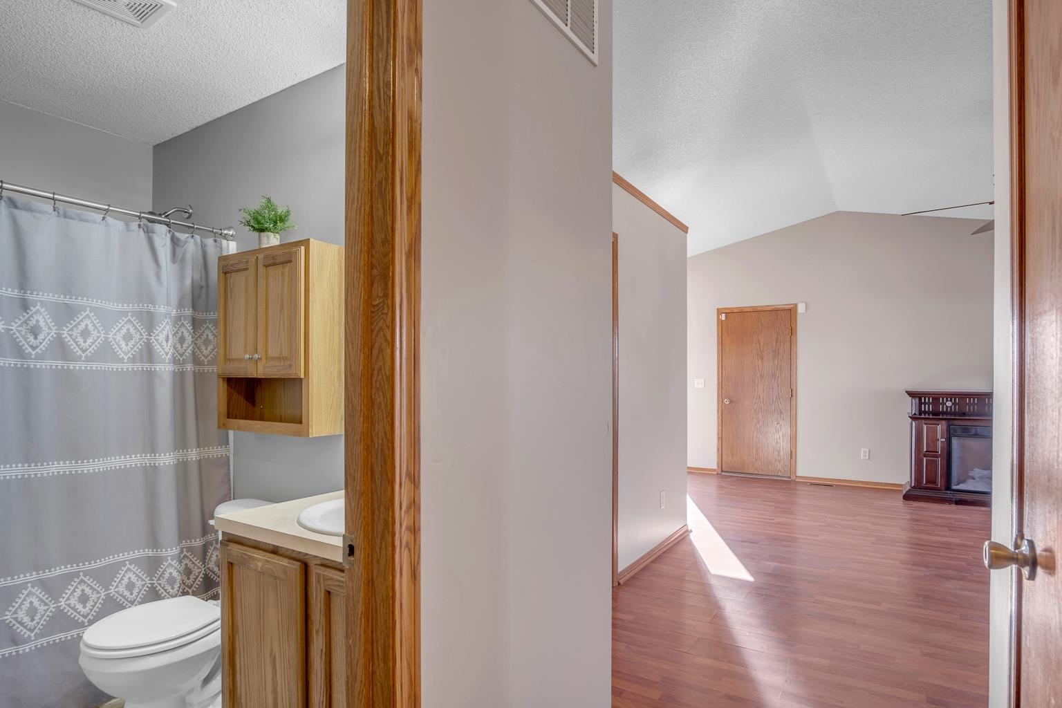 Newton, Kansas 67114, United States, 3 Bedrooms Bedrooms, ,2 BathroomsBathrooms,Residential,Pending,69183