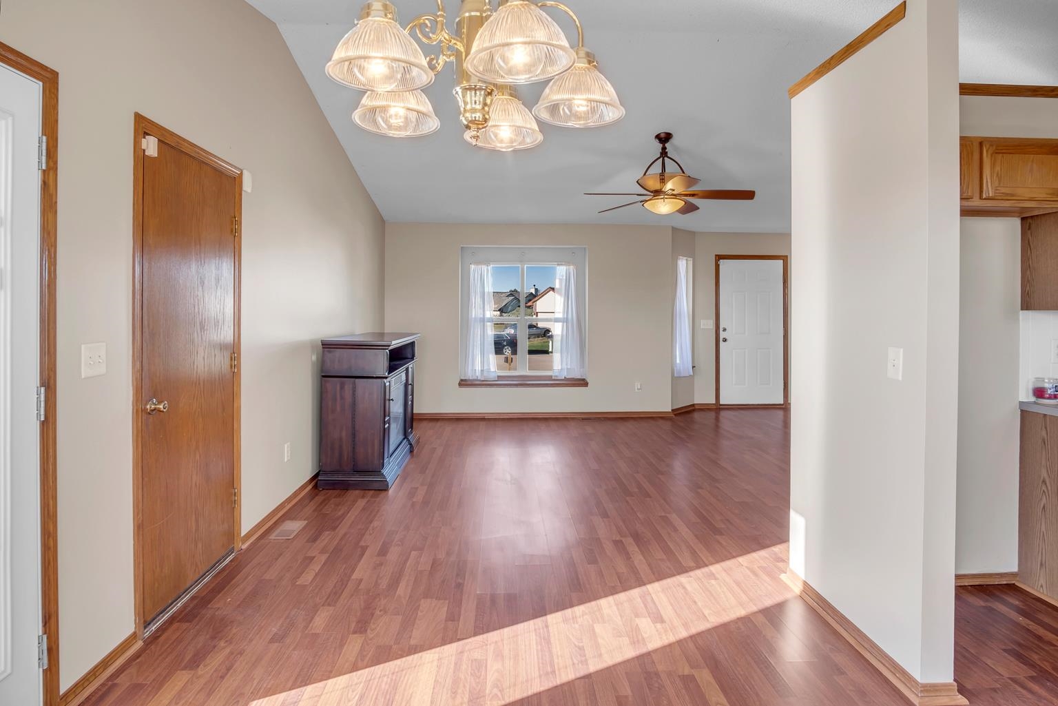 Newton, Kansas 67114, United States, 3 Bedrooms Bedrooms, ,2 BathroomsBathrooms,Residential,Pending,69183