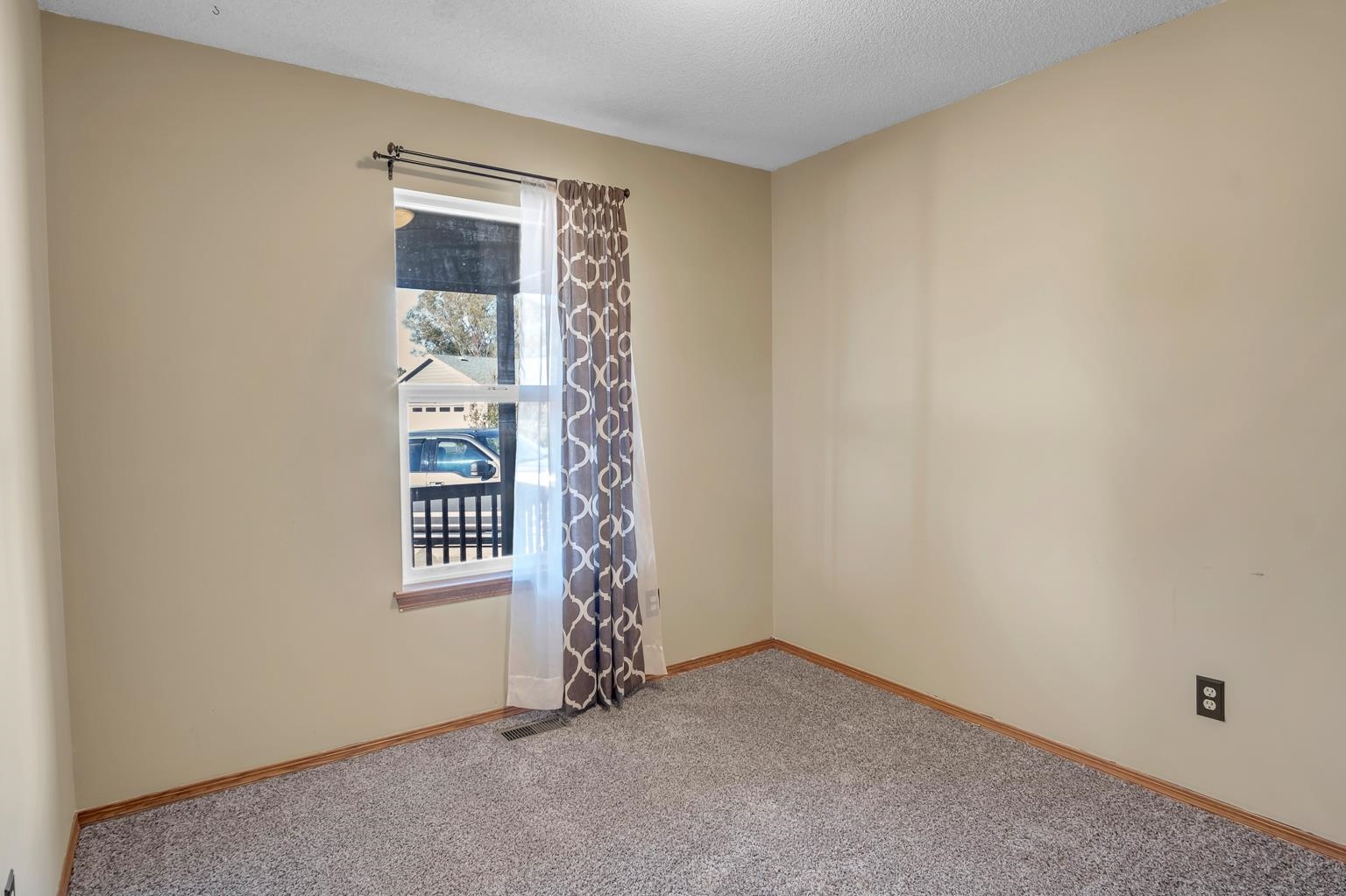 Newton, Kansas 67114, United States, 3 Bedrooms Bedrooms, ,2 BathroomsBathrooms,Residential,Pending,69183