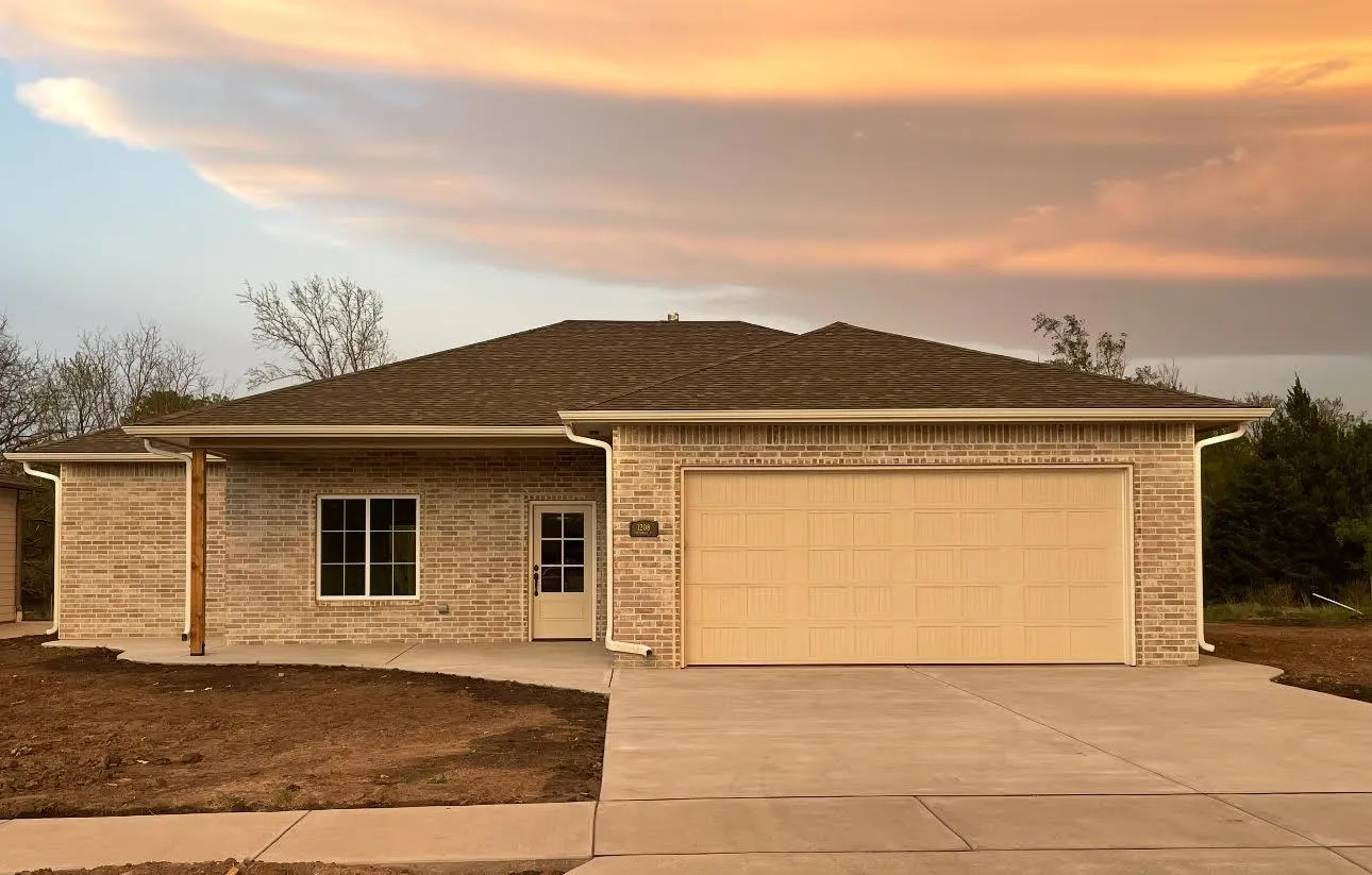 Halstead, Kansas 67056, United States, 2 Bedrooms Bedrooms, ,2 BathroomsBathrooms,Residential,Active,94476