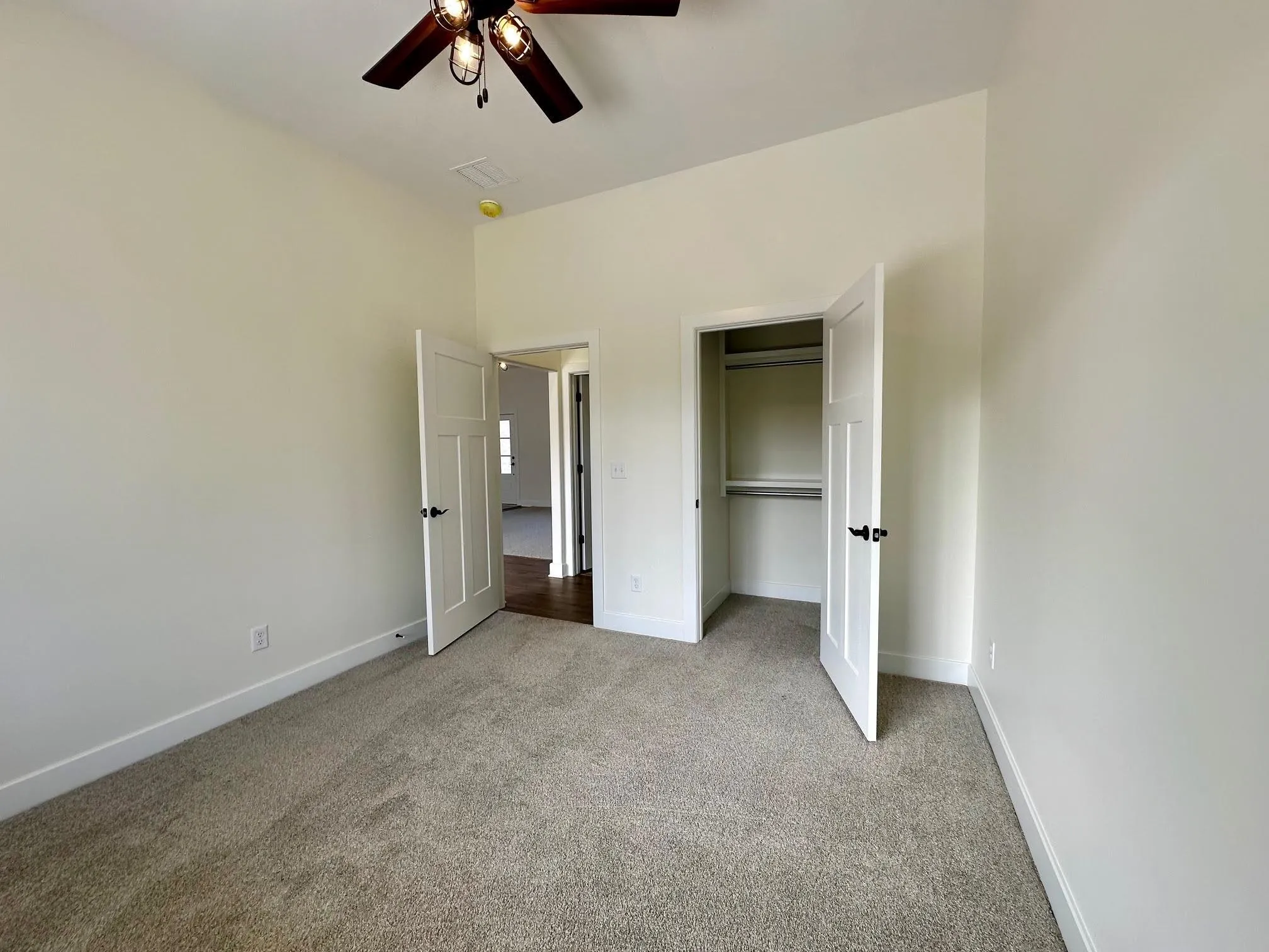 Halstead, Kansas 67056, United States, 2 Bedrooms Bedrooms, ,2 BathroomsBathrooms,Residential,Active,94476