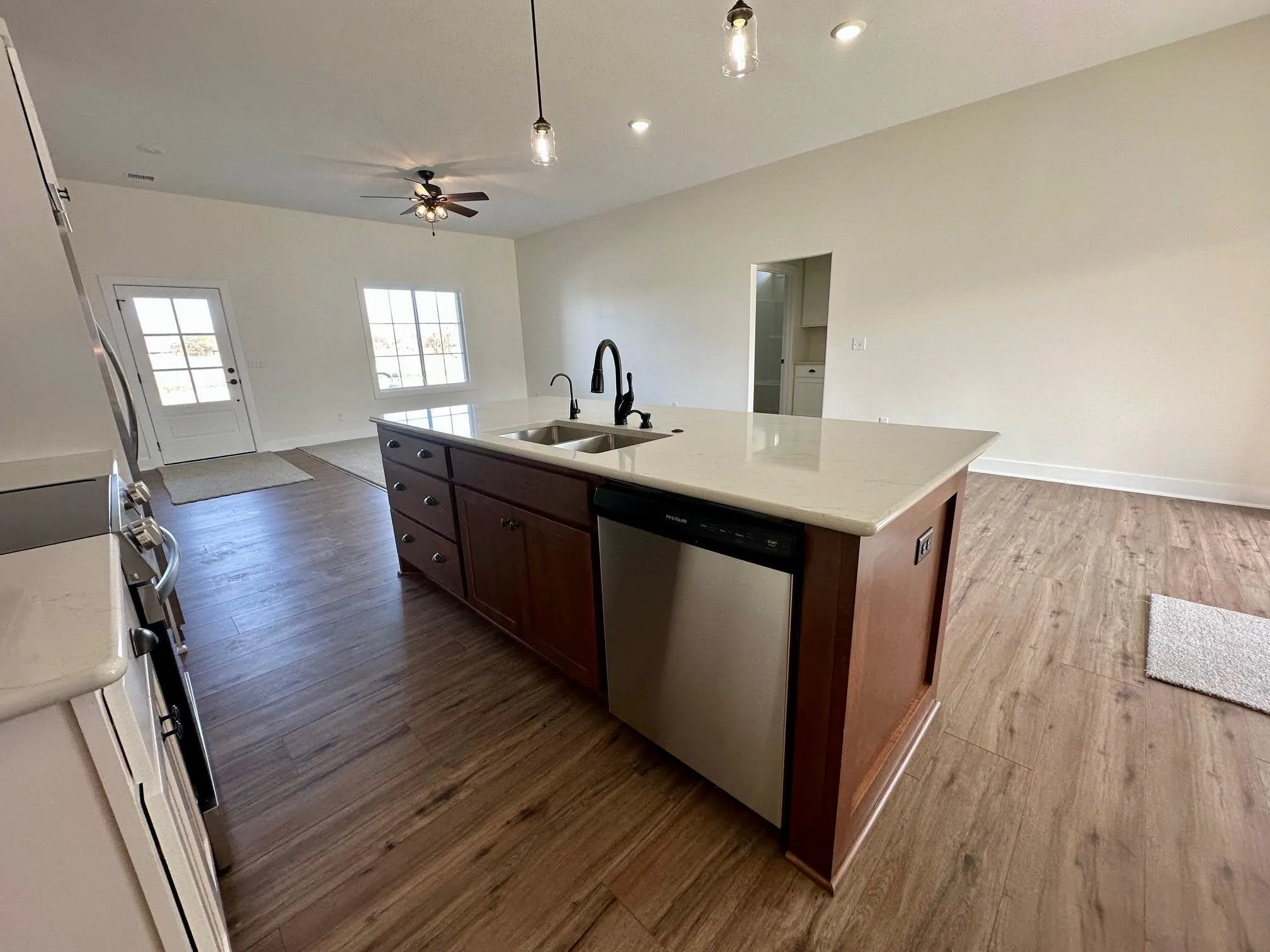 Halstead, Kansas 67056, United States, 2 Bedrooms Bedrooms, ,2 BathroomsBathrooms,Residential,Active,94476