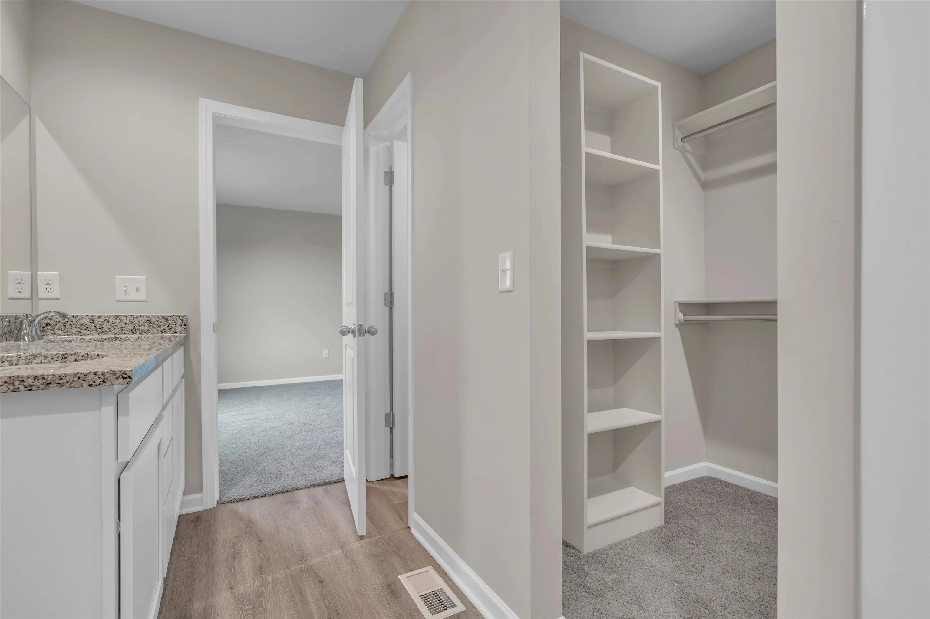 Valley Center, Kansas 67147, United States, 5 Bedrooms Bedrooms, ,3 BathroomsBathrooms,Residential,Pending,47171