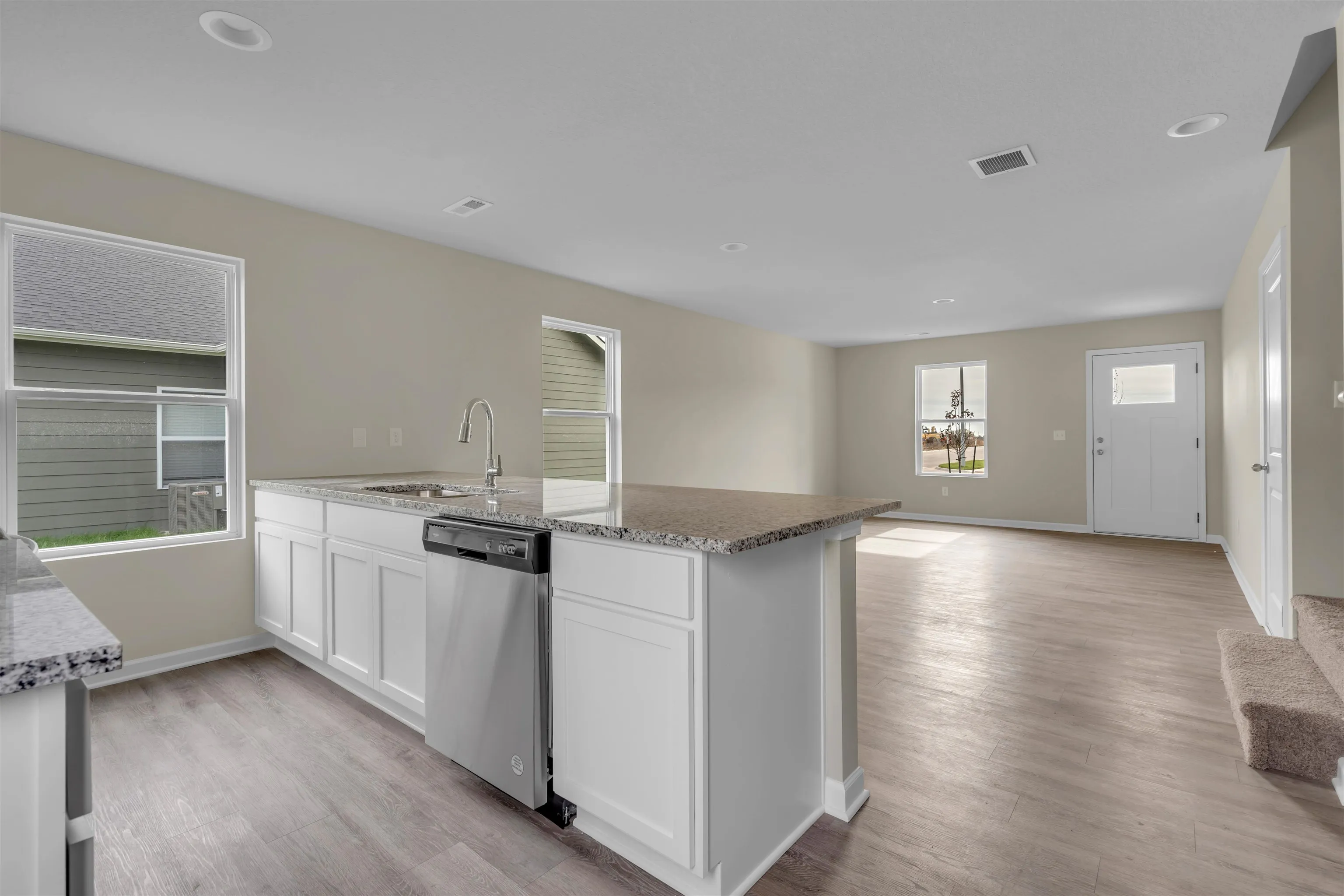 Valley Center, Kansas 67147, United States, 5 Bedrooms Bedrooms, ,3 BathroomsBathrooms,Residential,Pending,47171