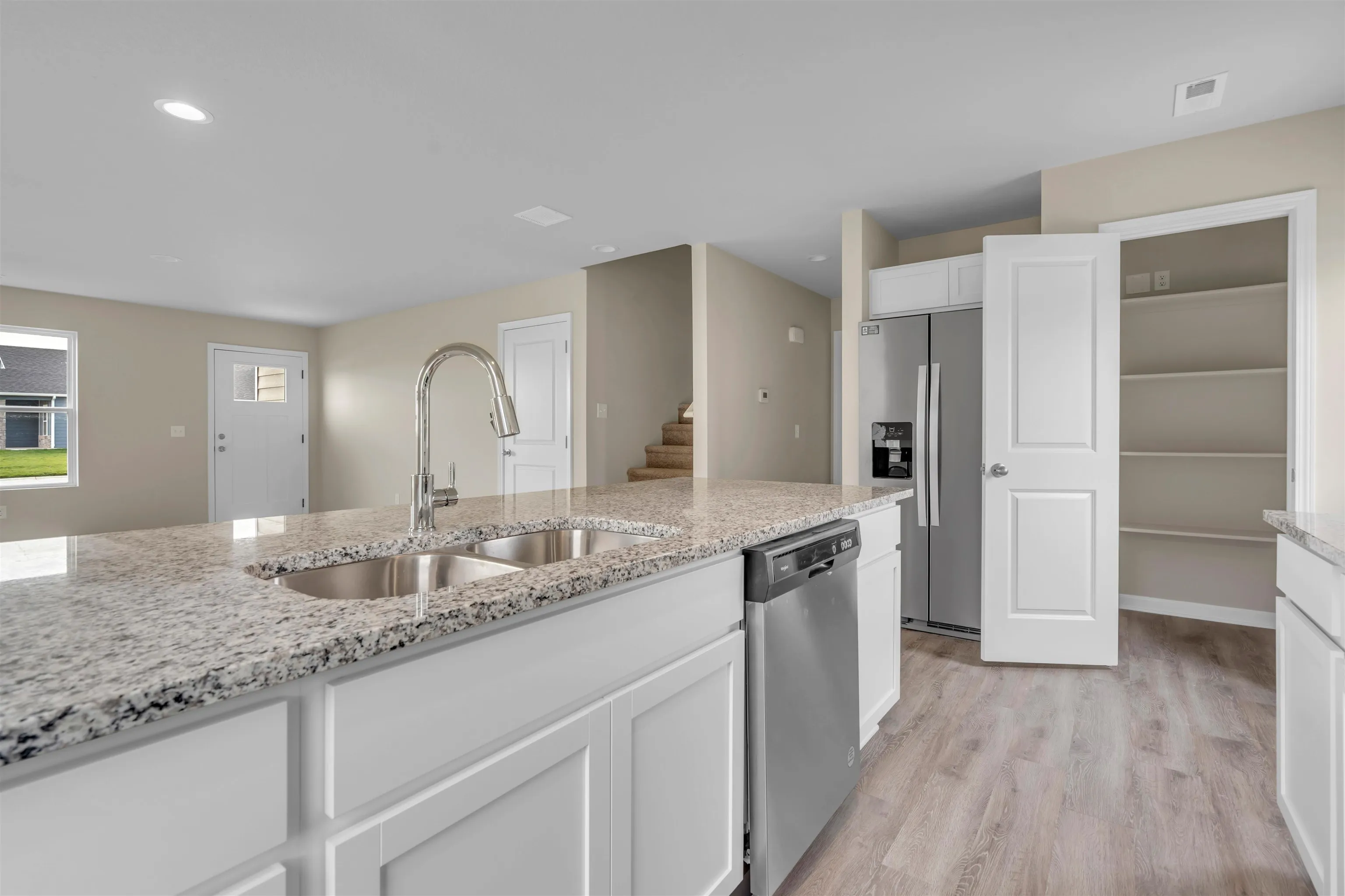 Valley Center, Kansas 67147, United States, 5 Bedrooms Bedrooms, ,3 BathroomsBathrooms,Residential,Pending,47171