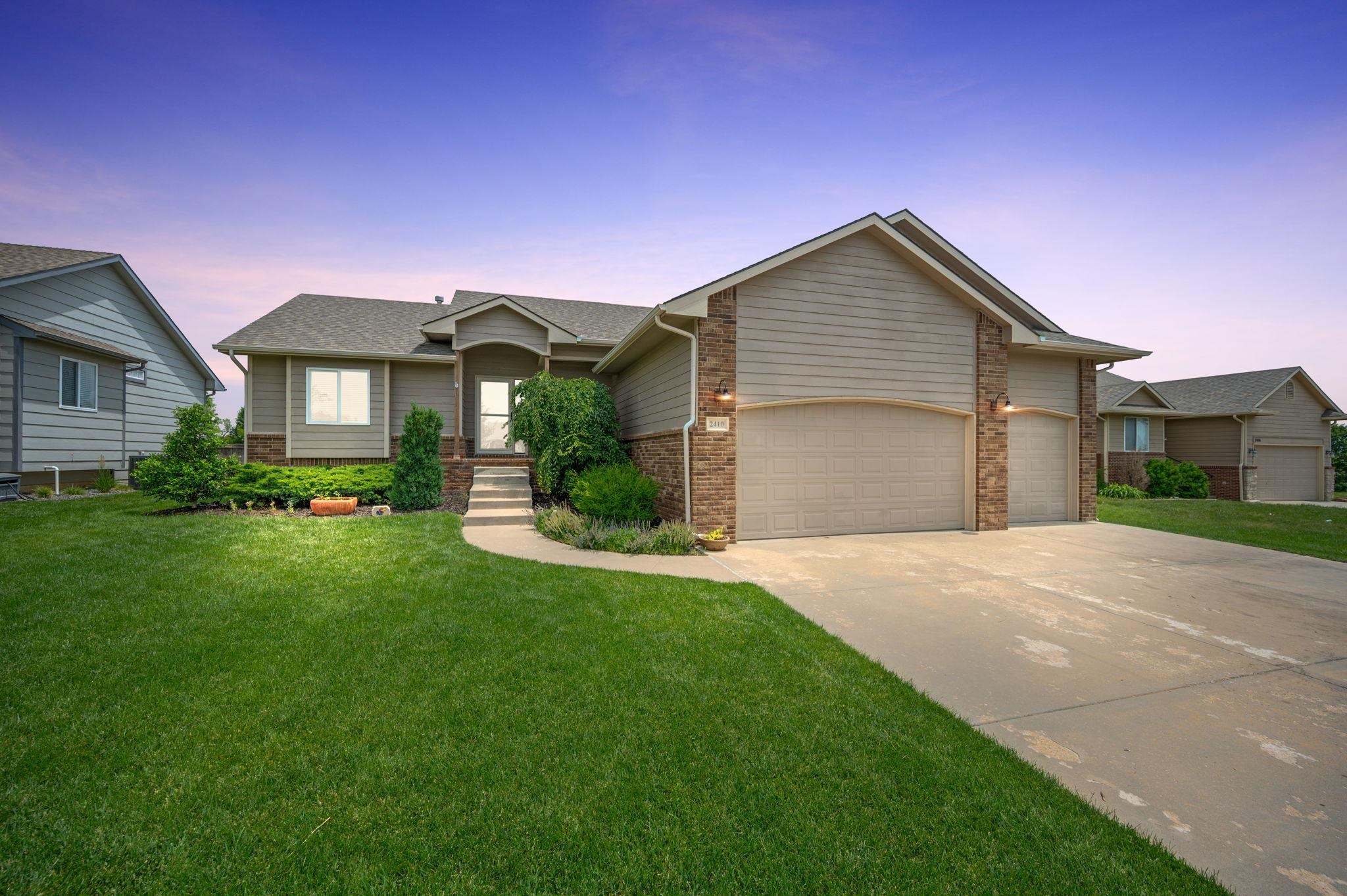 2410 N Woodridge Cir, Wichita, Kansas image 1
