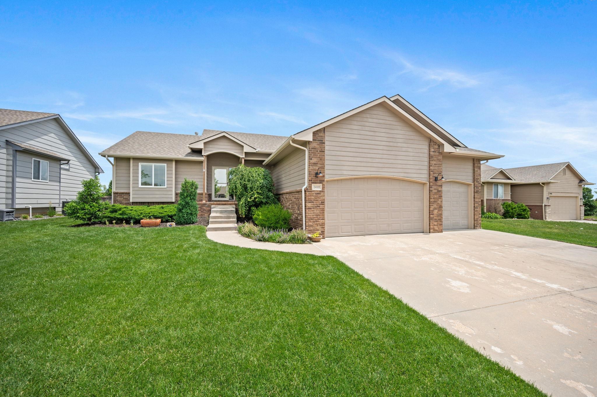 2410 N Woodridge Cir, Wichita, Kansas image 3