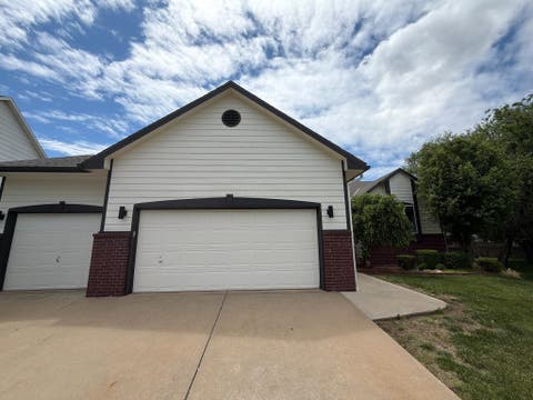 Homes For Sale - 407 Country Hills Ct<br/> Augusta, KS 67010