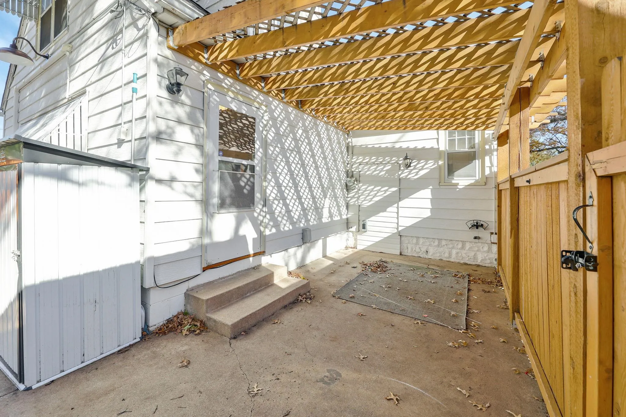 Wichita, Kansas 67211, United States, 3 Bedrooms Bedrooms, ,1 BathroomBathrooms,Residential,Pending,31033