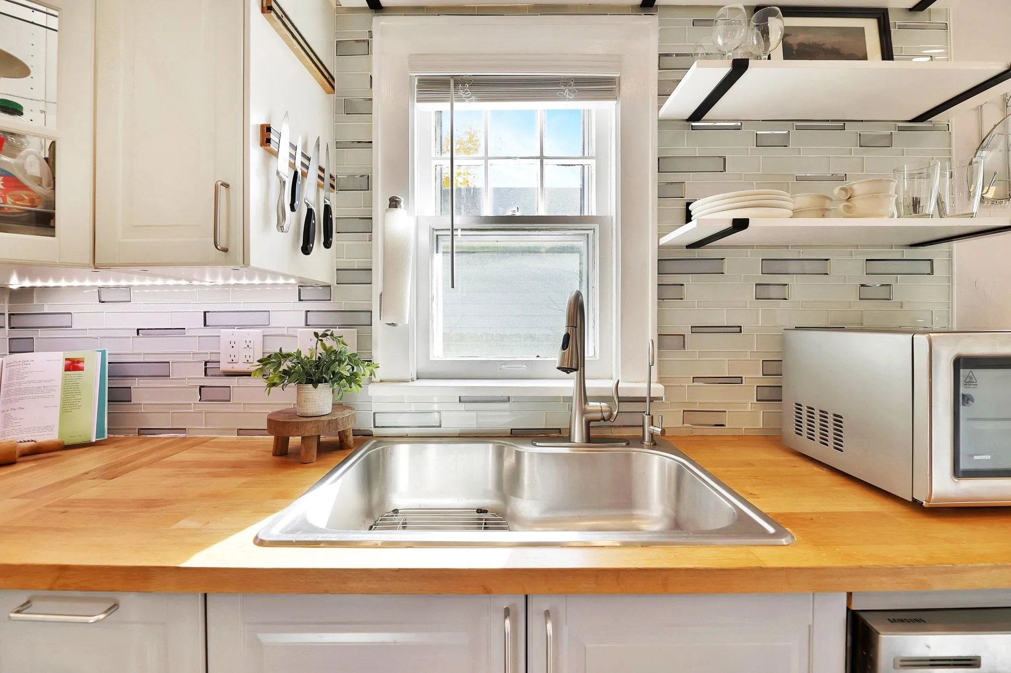 Wichita, Kansas 67211, United States, 3 Bedrooms Bedrooms, ,1 BathroomBathrooms,Residential,Pending,31033