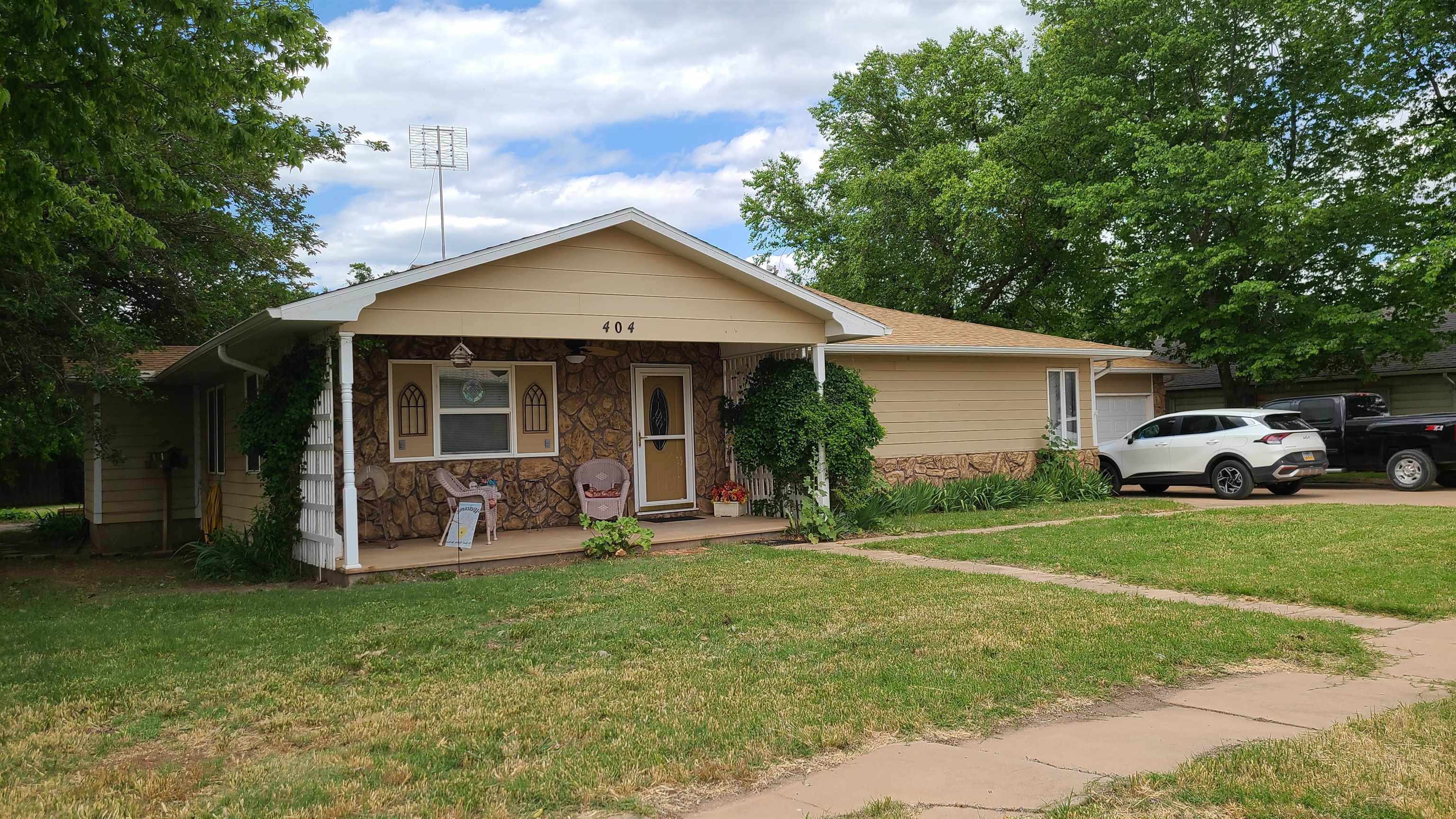 404 E 13th St, Harper, Kansas image 2